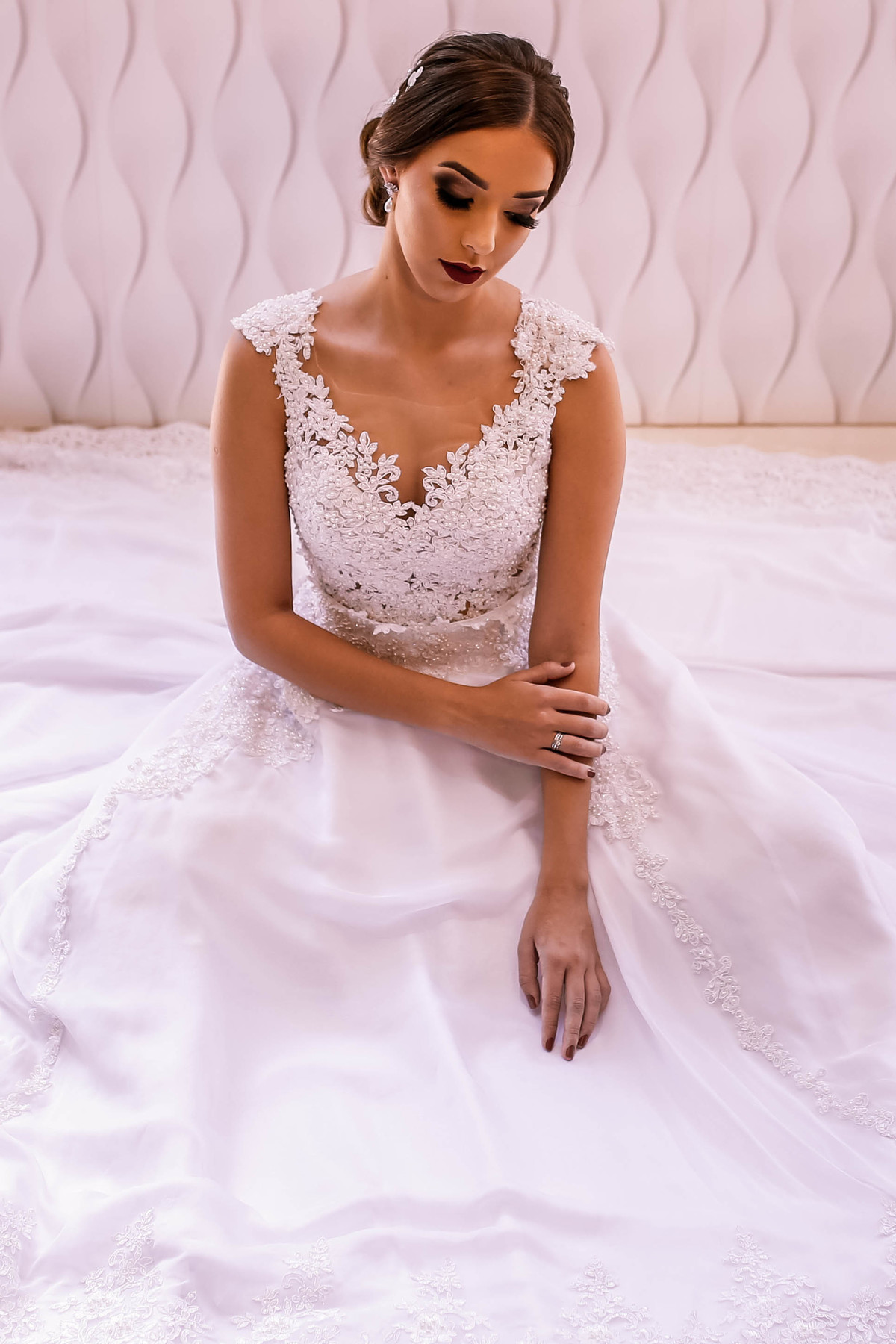 noiva com mao no braço