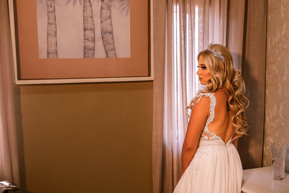 moça de costa loira com vestido de casamento