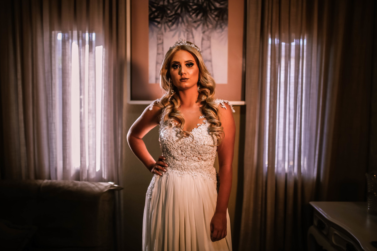 noiva de frente com vestido de casamento