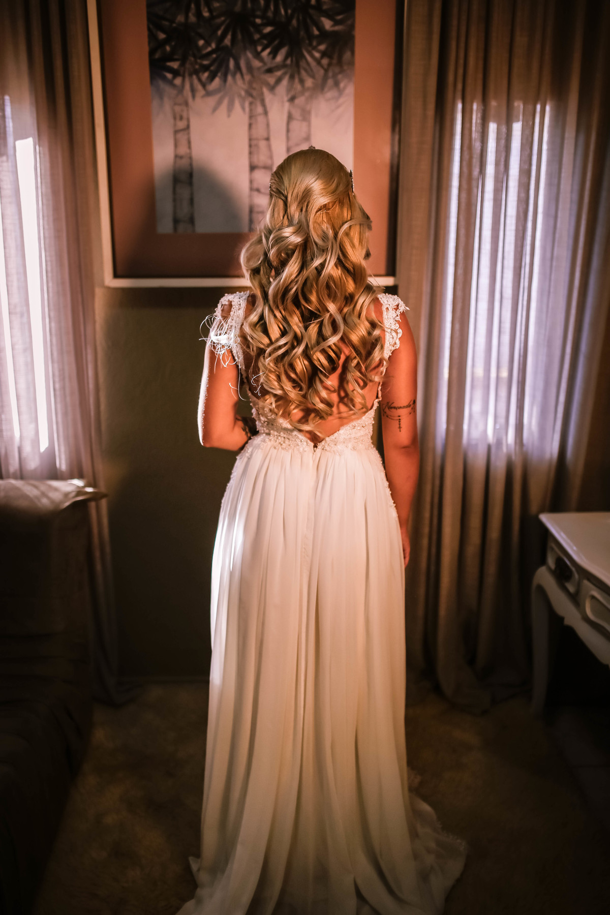 noiva loira de costa 