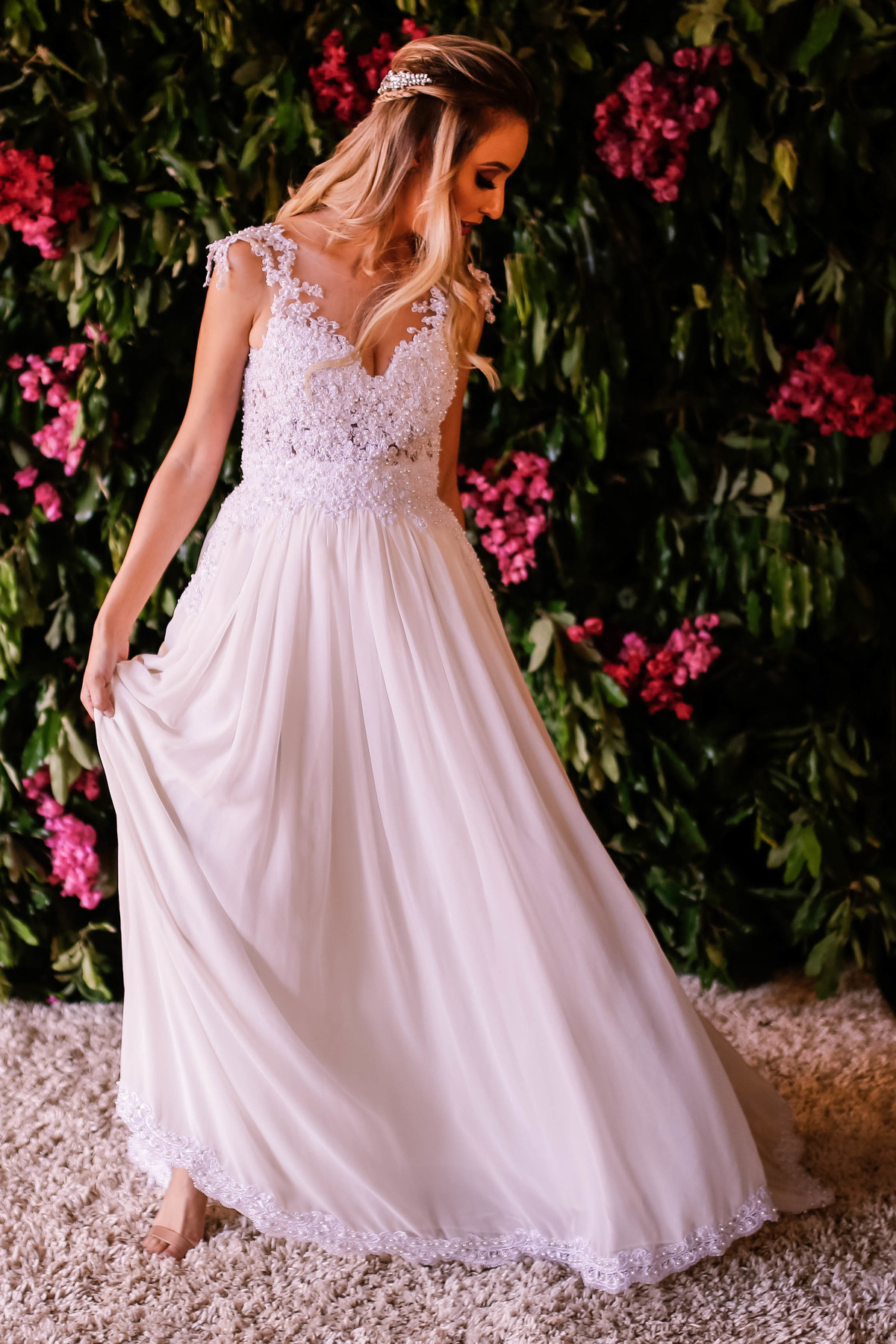 vestido branco com flores rosas atrás 
