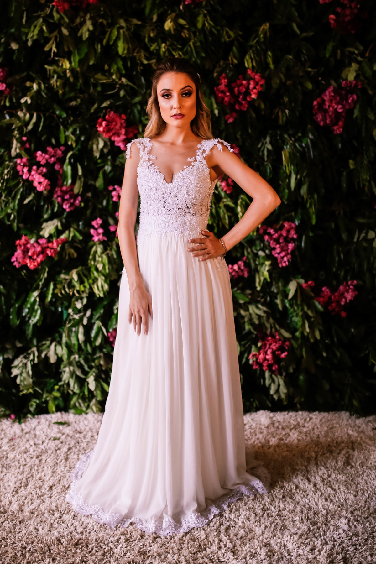 vestido branco com flores rosas atrás 