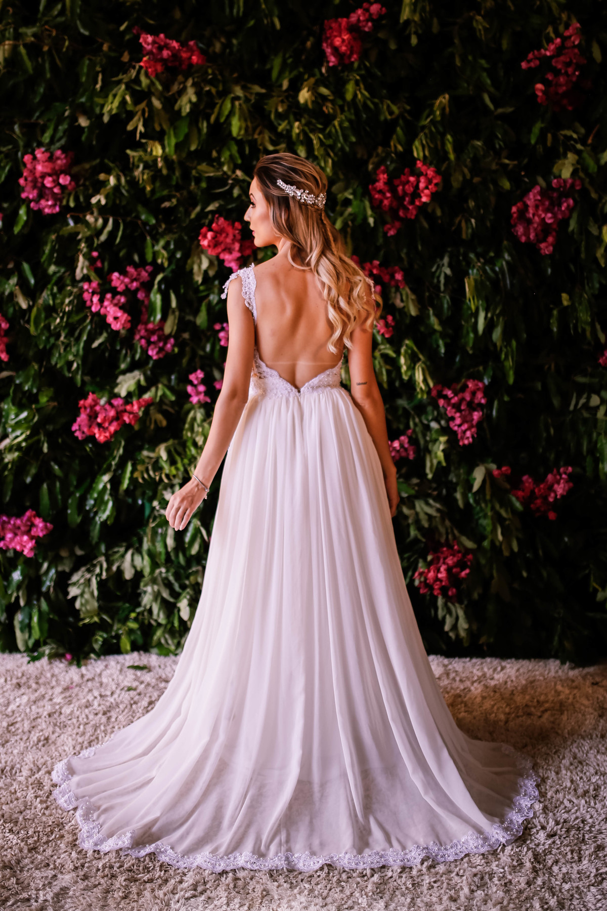 vestido branco parte de trás, com flores rosas atrás 