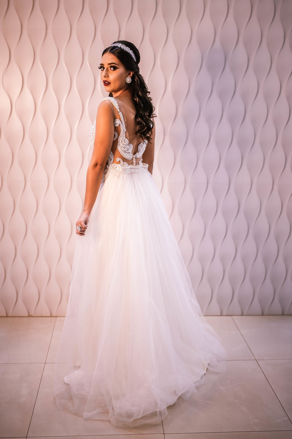 Vestido de noiva Mayara, todo bordado no cetim italiano. Modelagem sereia com saia de tule retirável. Disponível para locação.