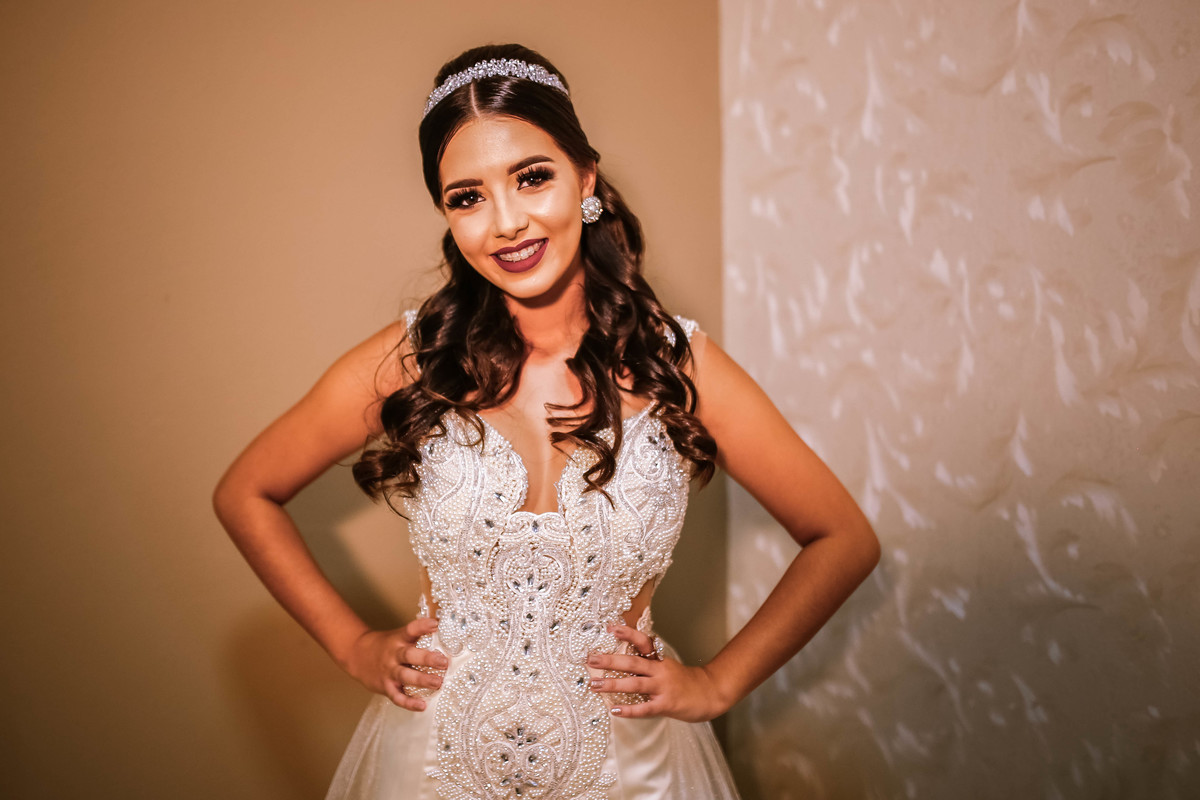 Vestido de noiva Mayara, todo bordado no cetim italiano. Modelagem sereia com saia de tule retirável. Disponível para locação.