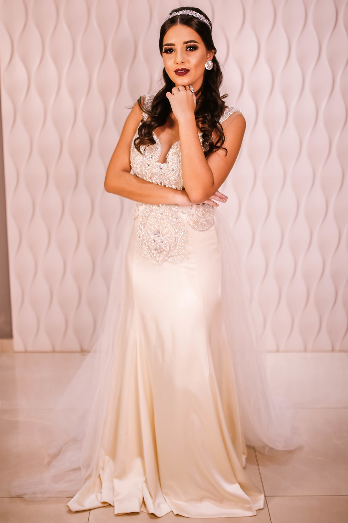 Vestido de noiva Mayara, todo bordado no cetim italiano. Modelagem sereia com saia de tule retirável. Disponível para locação.