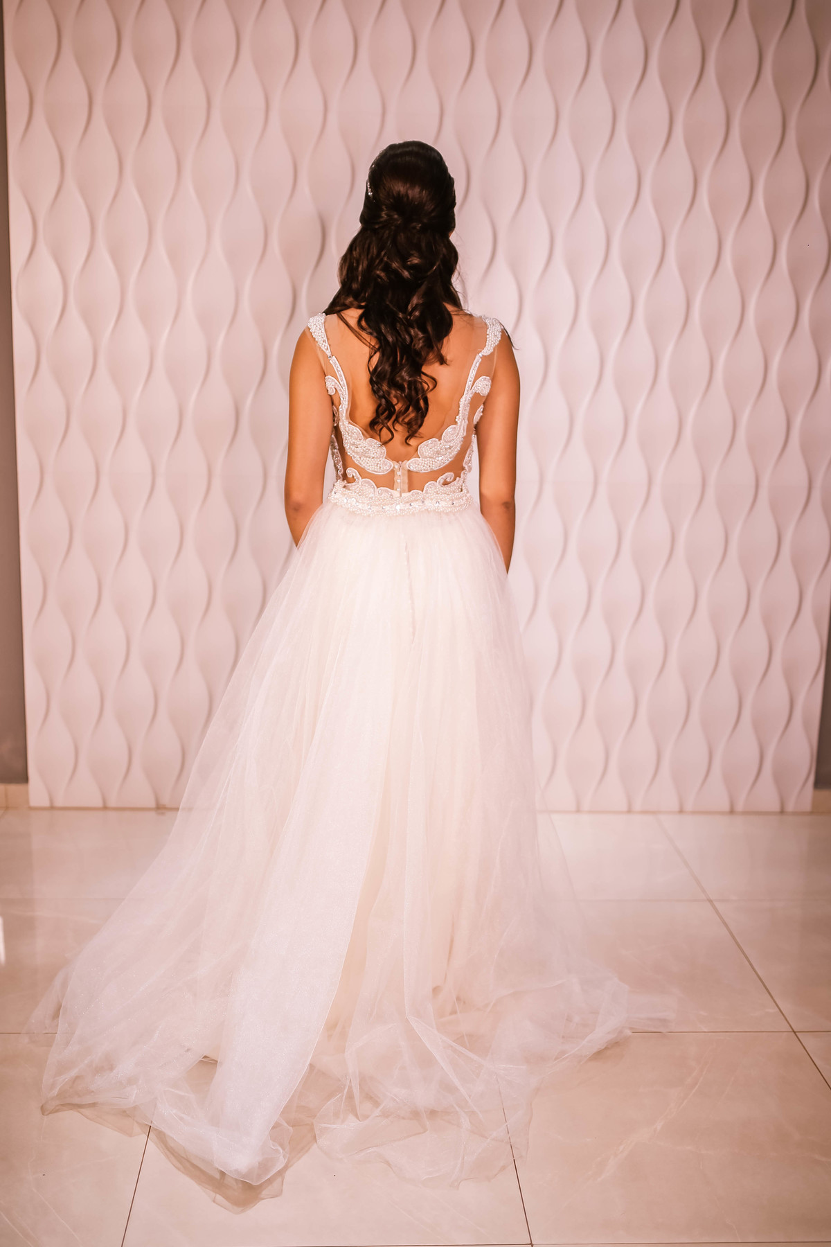 Vestido de noiva Mayara, todo bordado no cetim italiano. Modelagem sereia com saia de tule retirável. Disponível para locação.