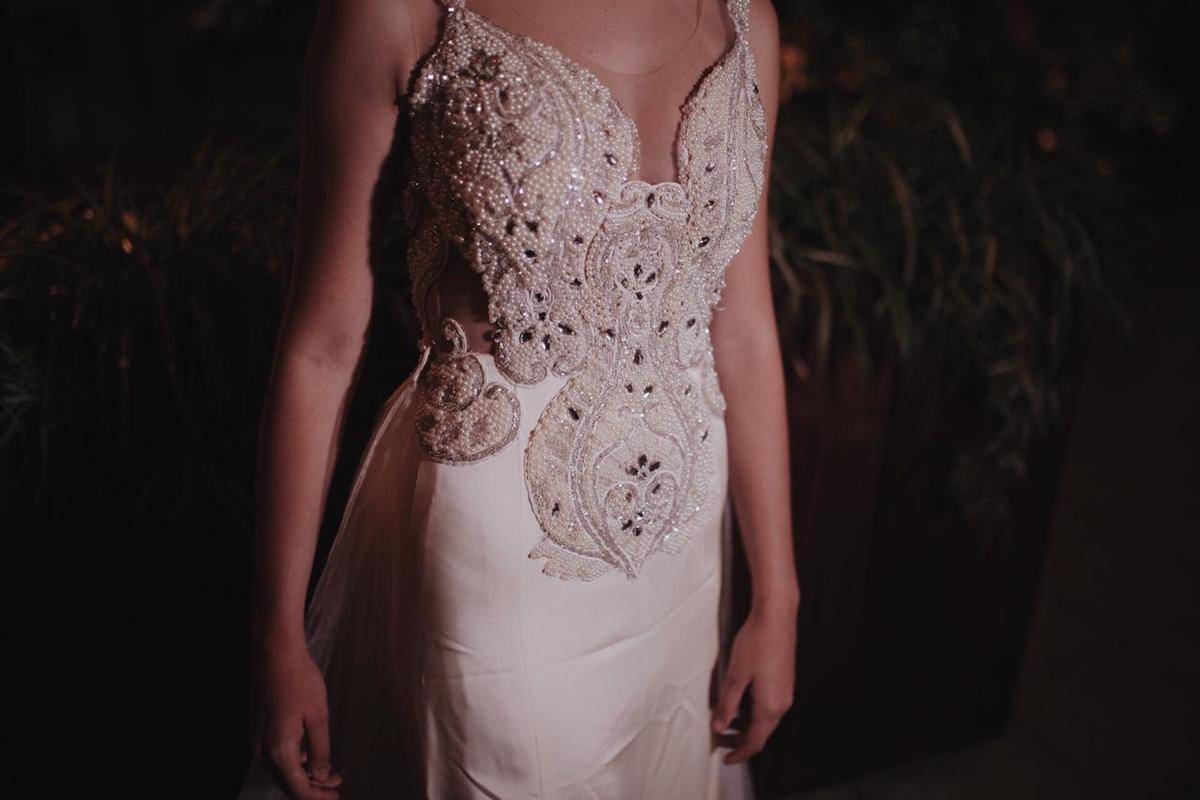 vestido de frente com fundo escuro