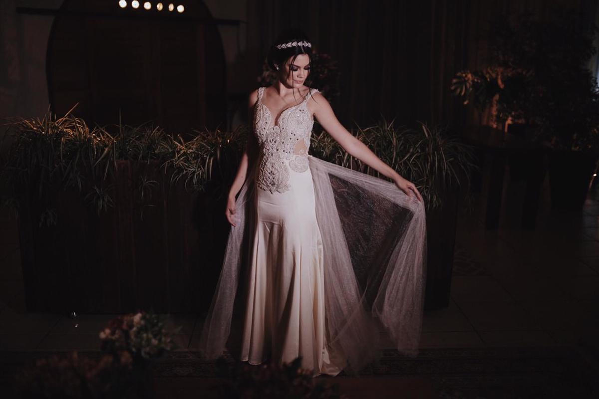 noiva posando para foto num local escuro