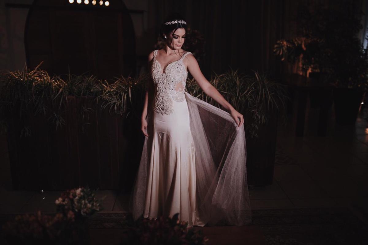 noiva posando para foto num local escuro