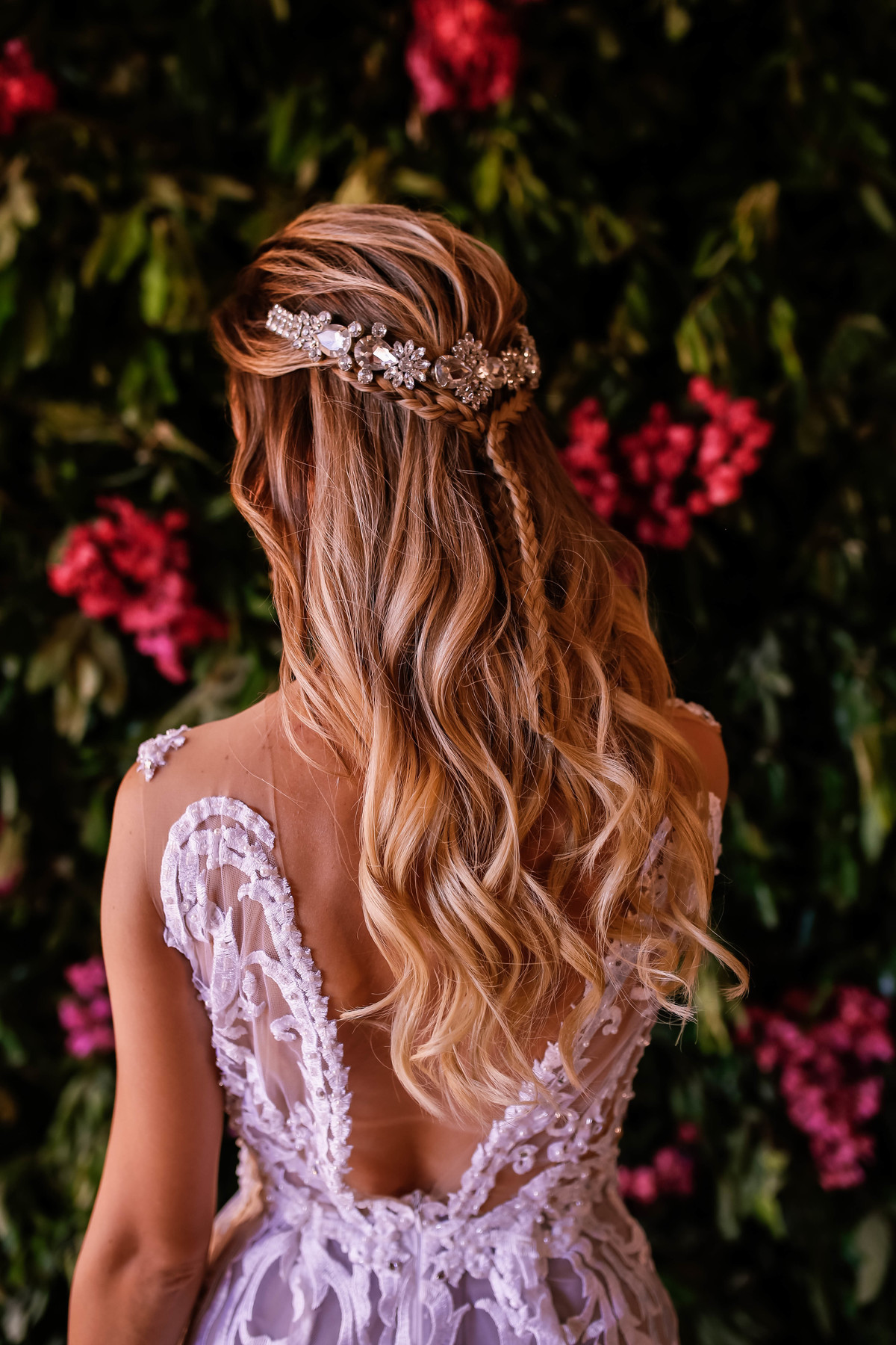 cabelo loiro com flores rosas atrás 