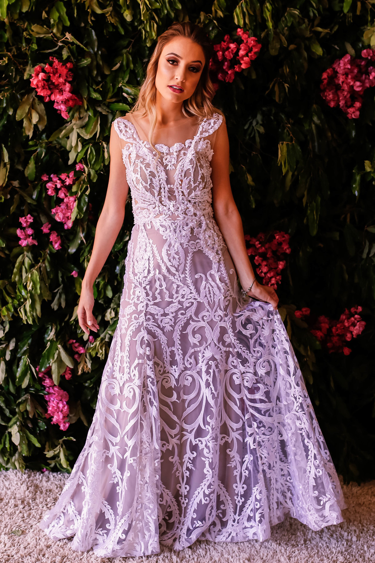 vestido branco com flores atrás