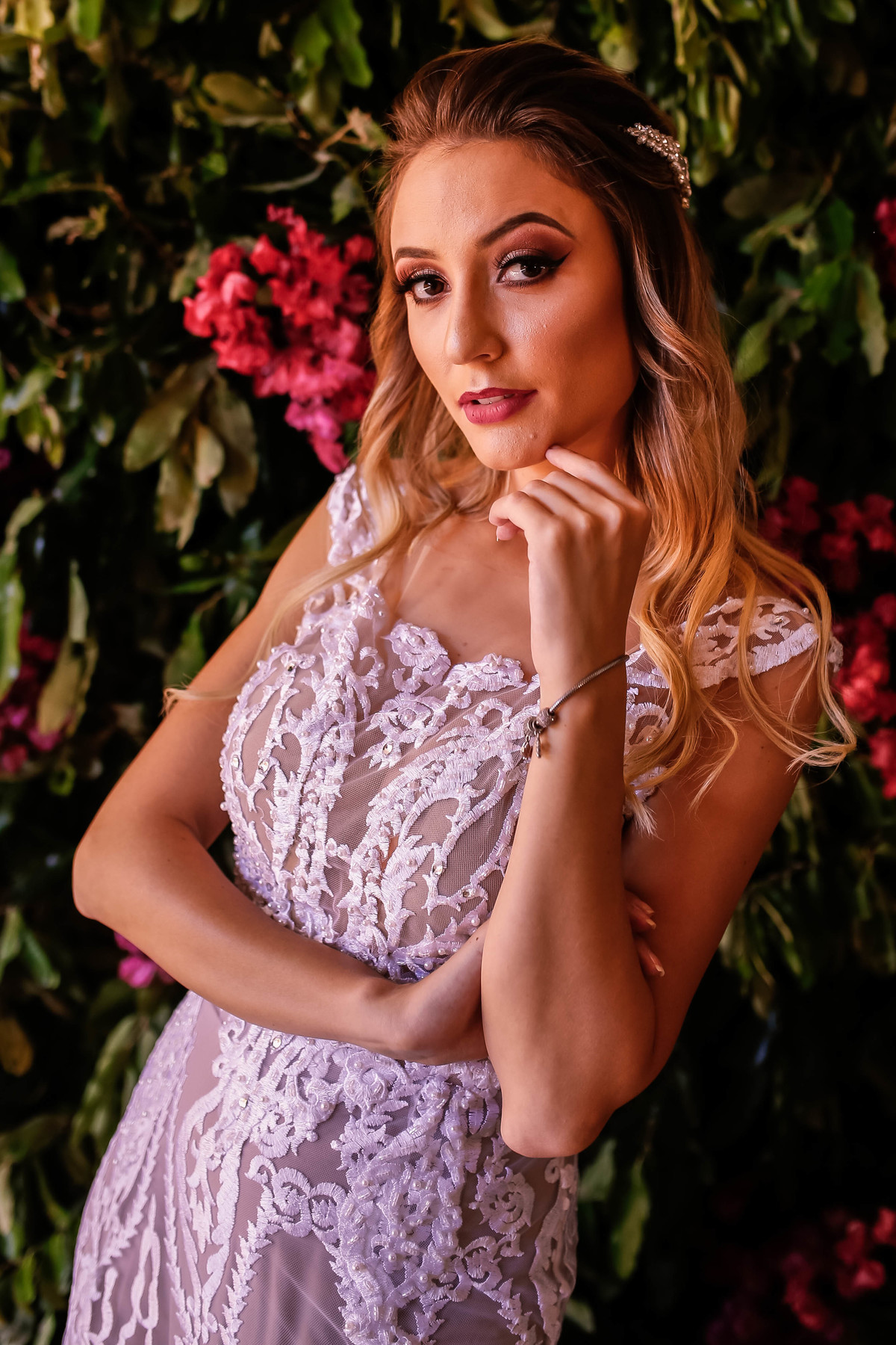 parte superior de um vestido branco com flores atrás 