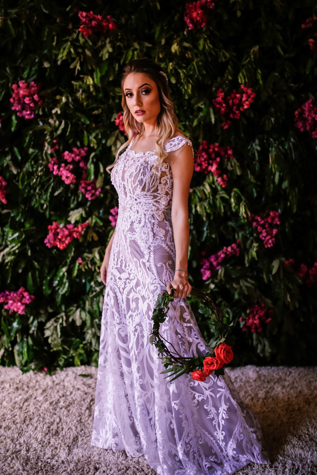 mulher com vestido branco na frente de flores rosas 