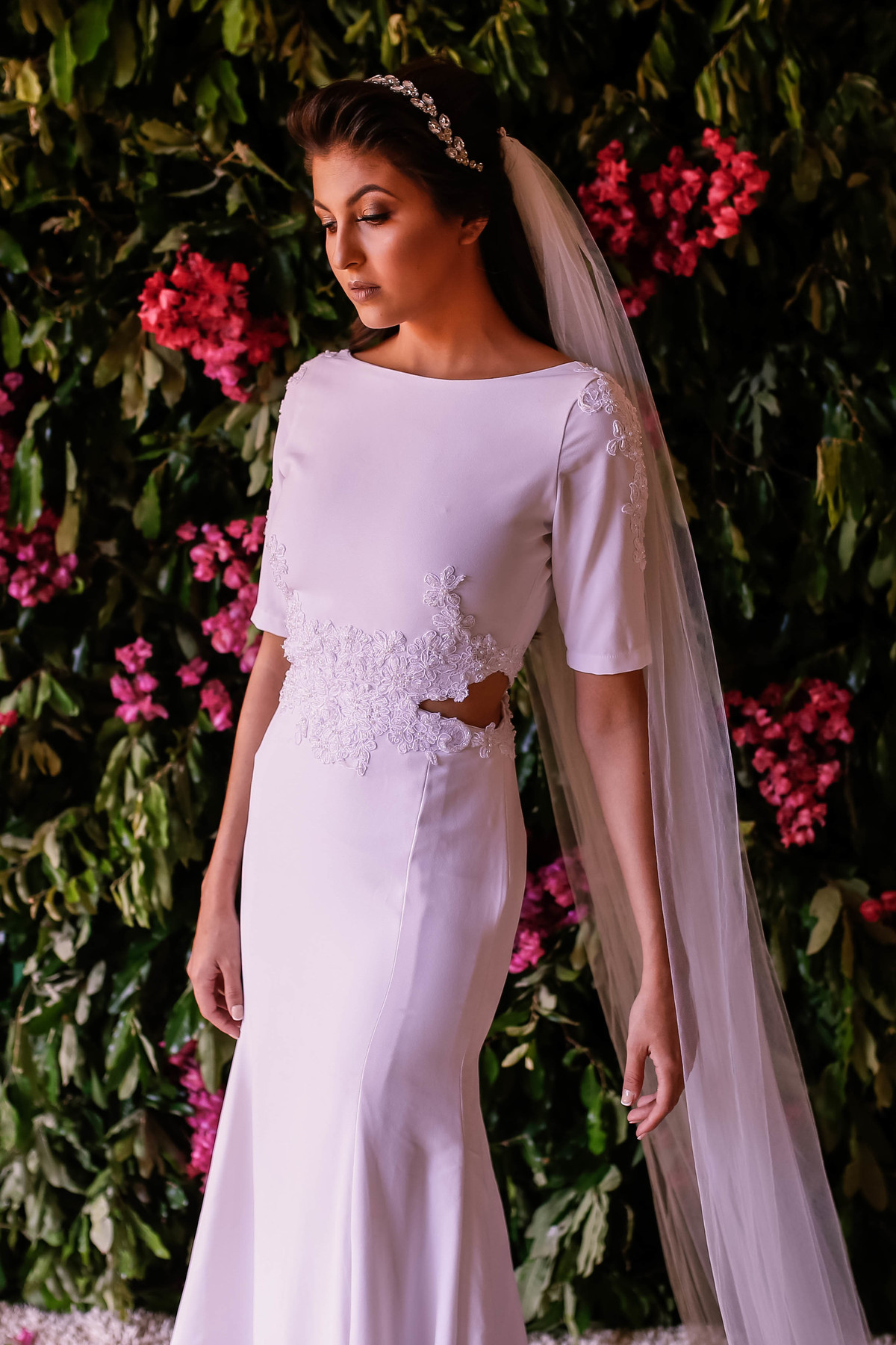 vestido branco na frente de rosas