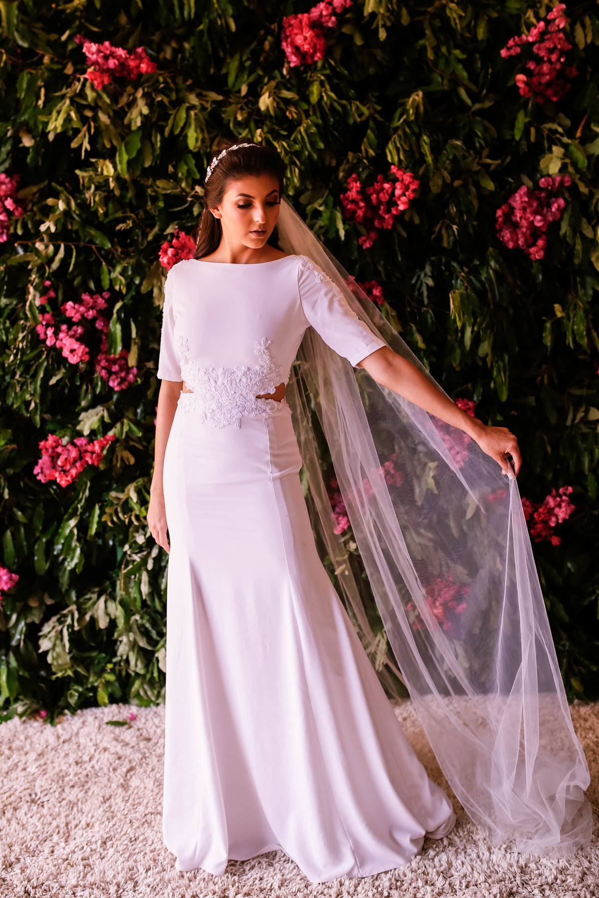 vestido branco na frente de rosas