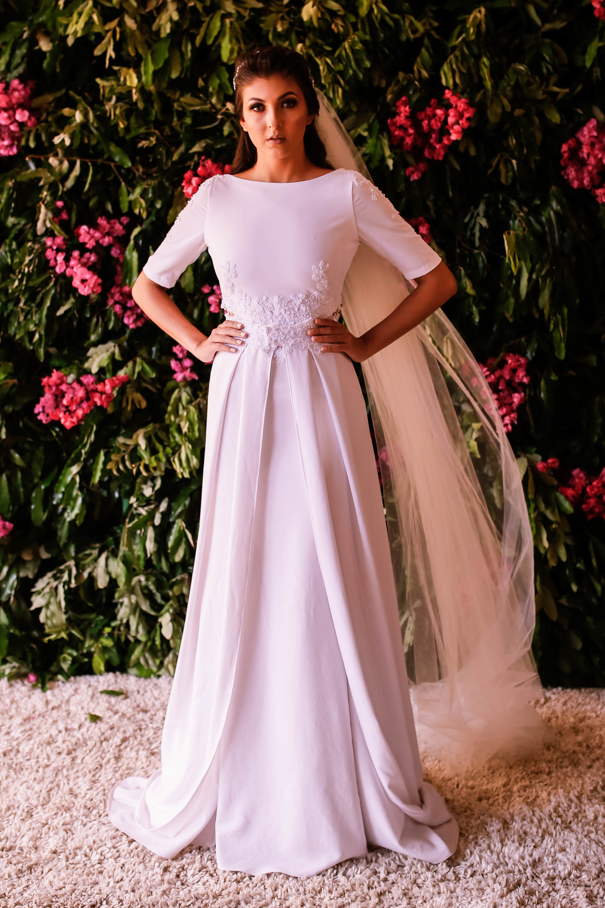 vestido branco na frente de rosas