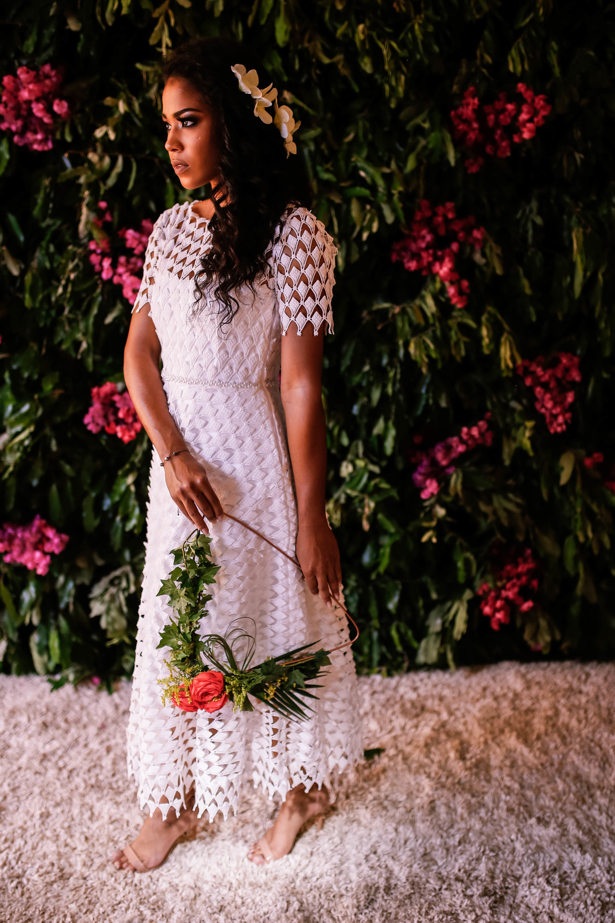 vestido branco em frente a flores rosas
