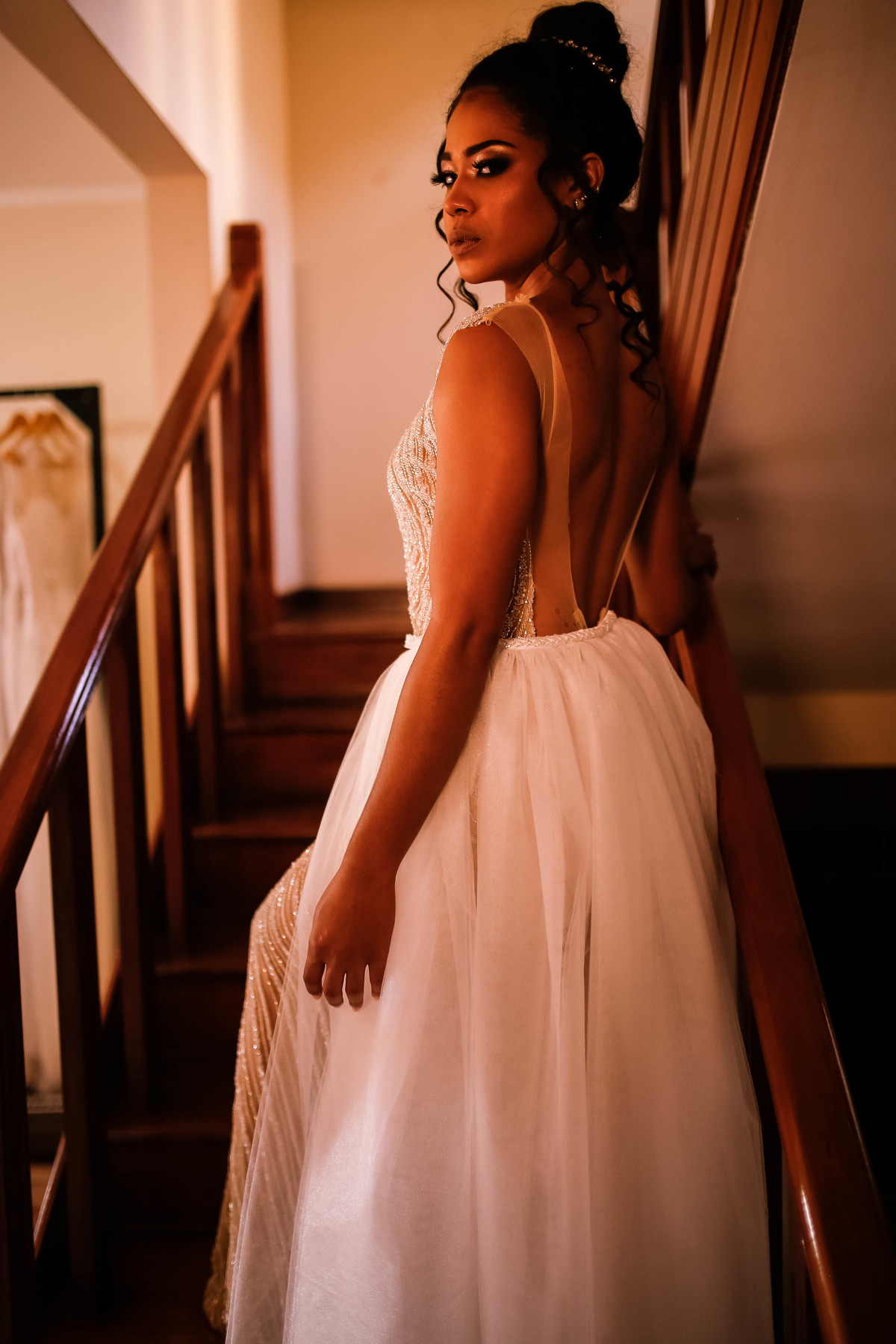 noiva parada na escada posando pra foto