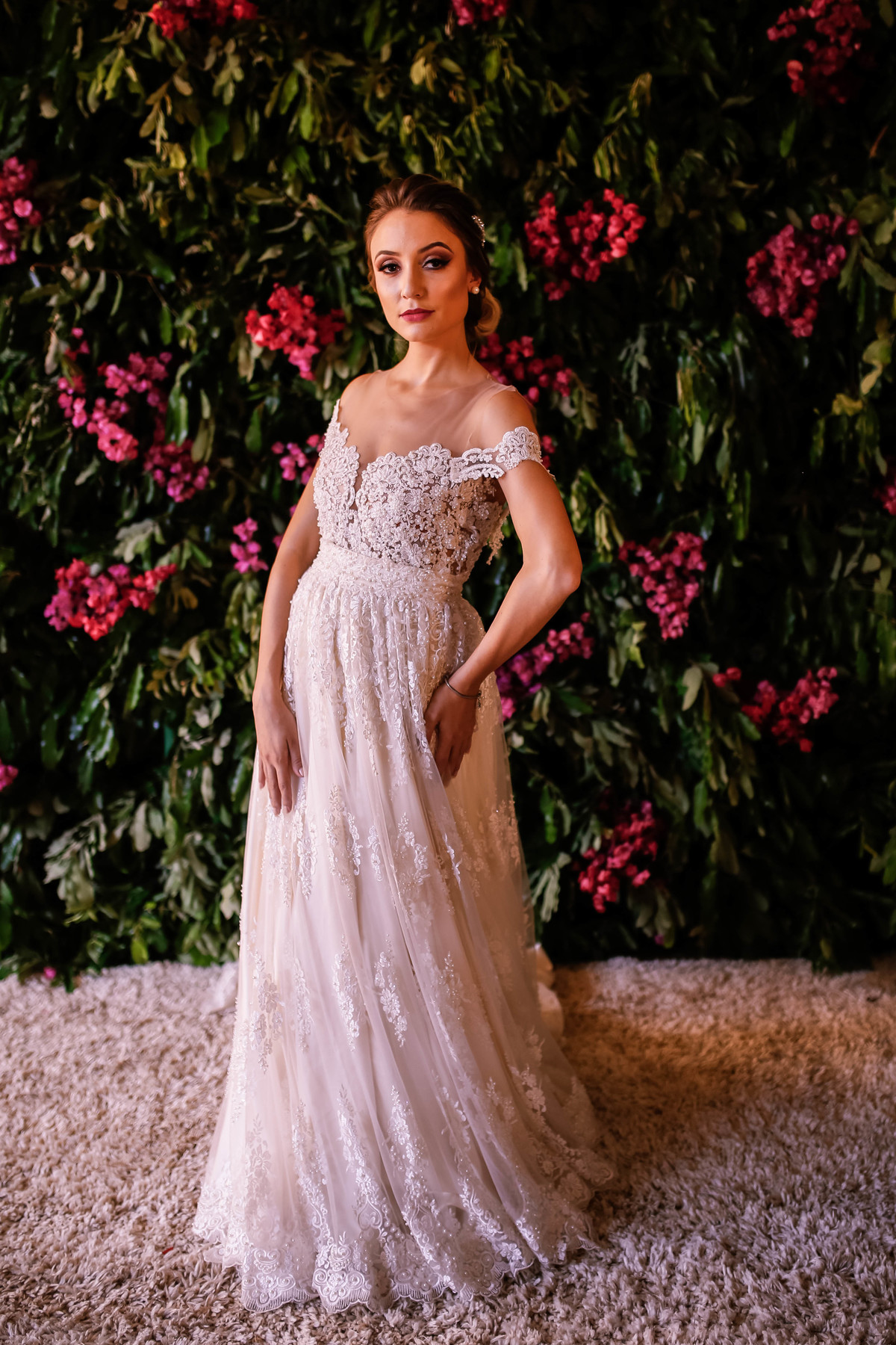 noiva na frente de flores rosas