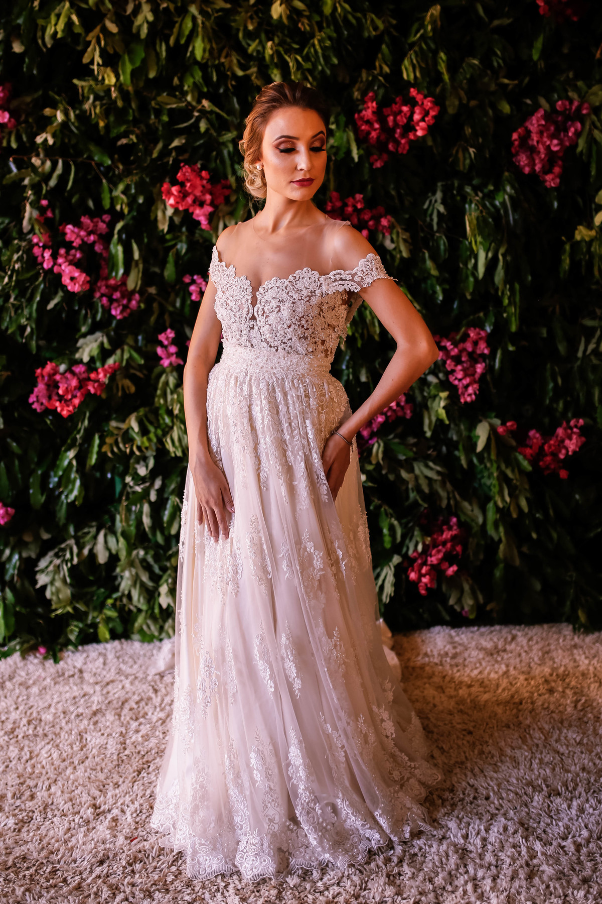 noiva na frente de flores rosas