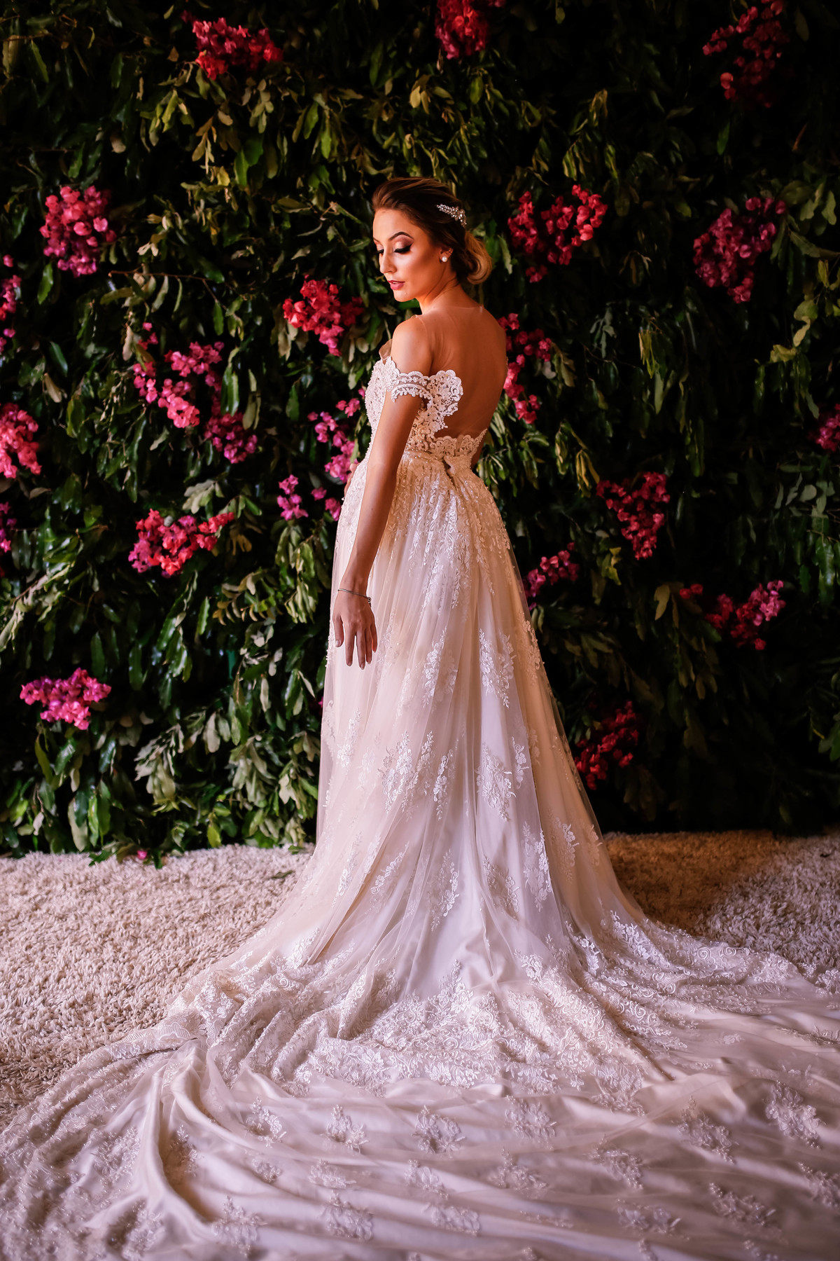 noiva de costas com flores rosas atras