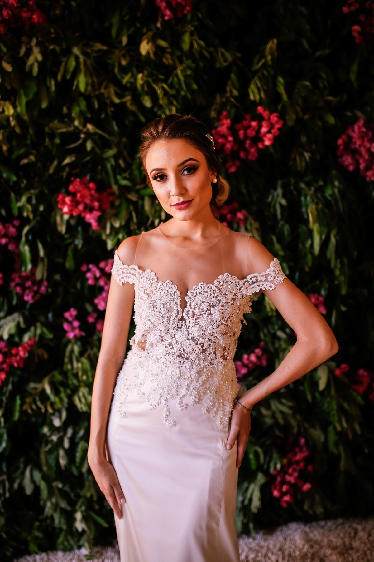 noiva de frente com vestido branco