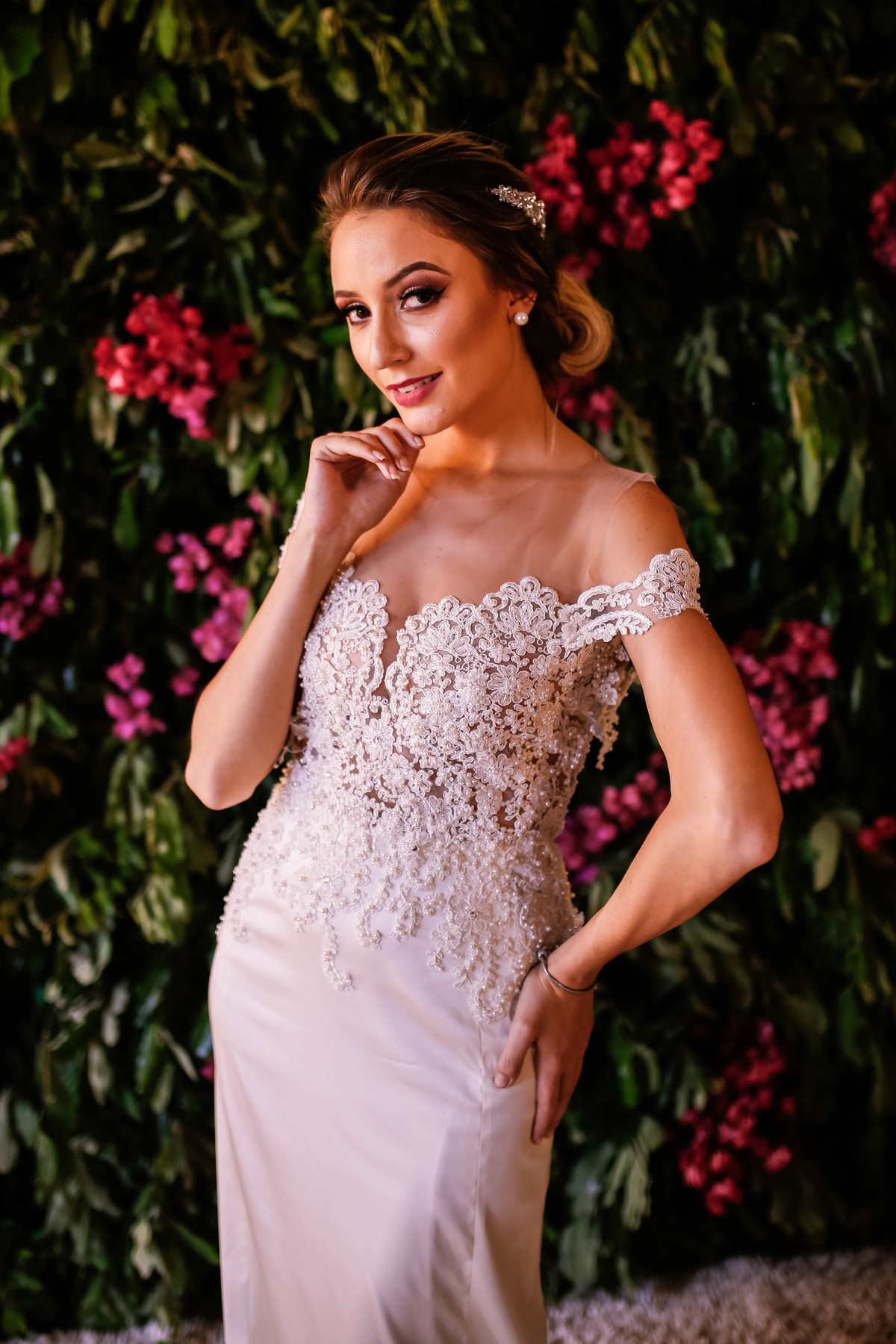 vestido branco com flores rosas atras