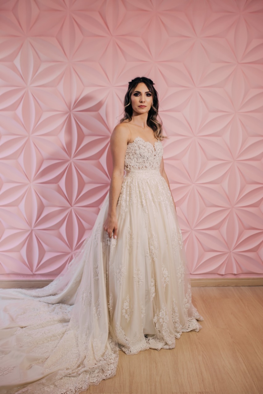 vestido branco com parede rosa atrás 