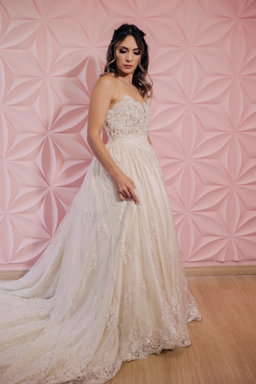 vestido branco com parede rosa atrás 