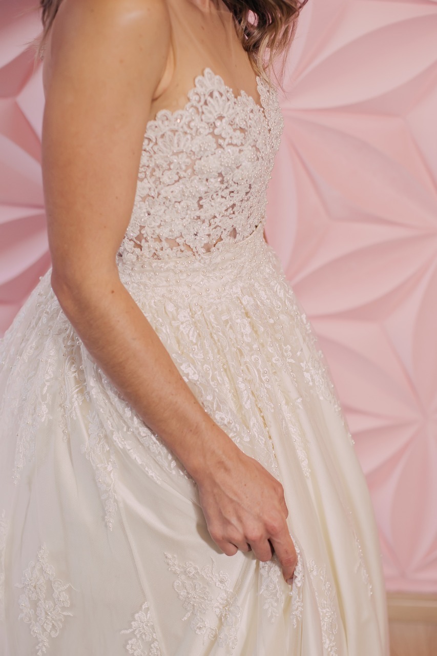 cintura de vestido branco com parede rosa atrás 