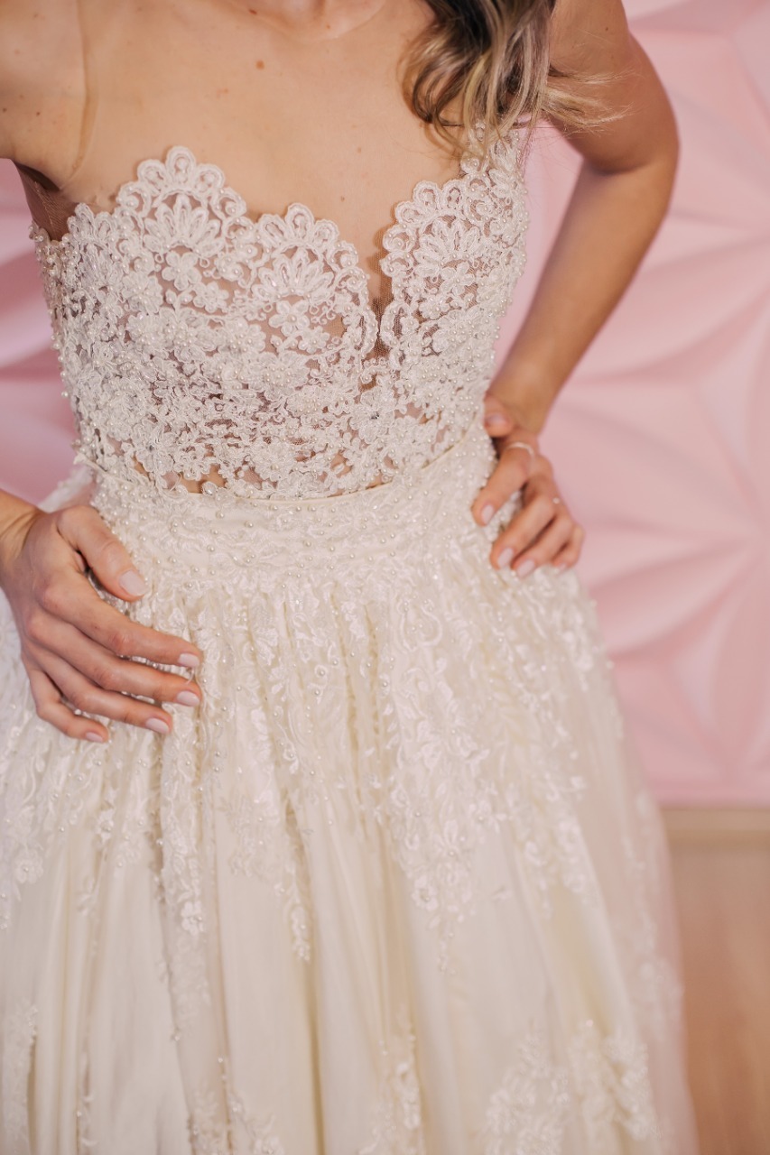 cintura de vestido com parede rosa atrás 