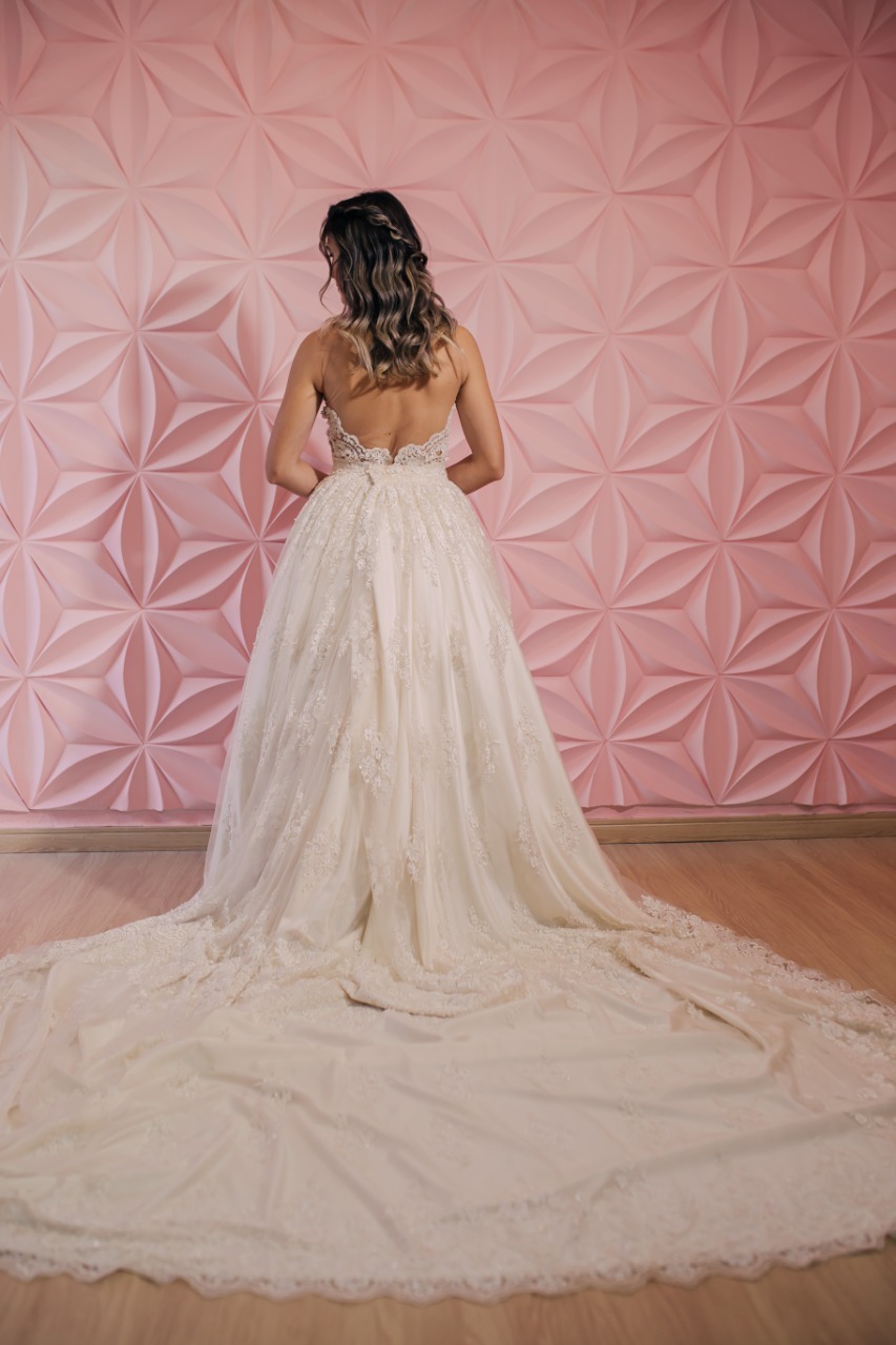 vestido branco, parte da cintura traseira com parede rosa atrás 