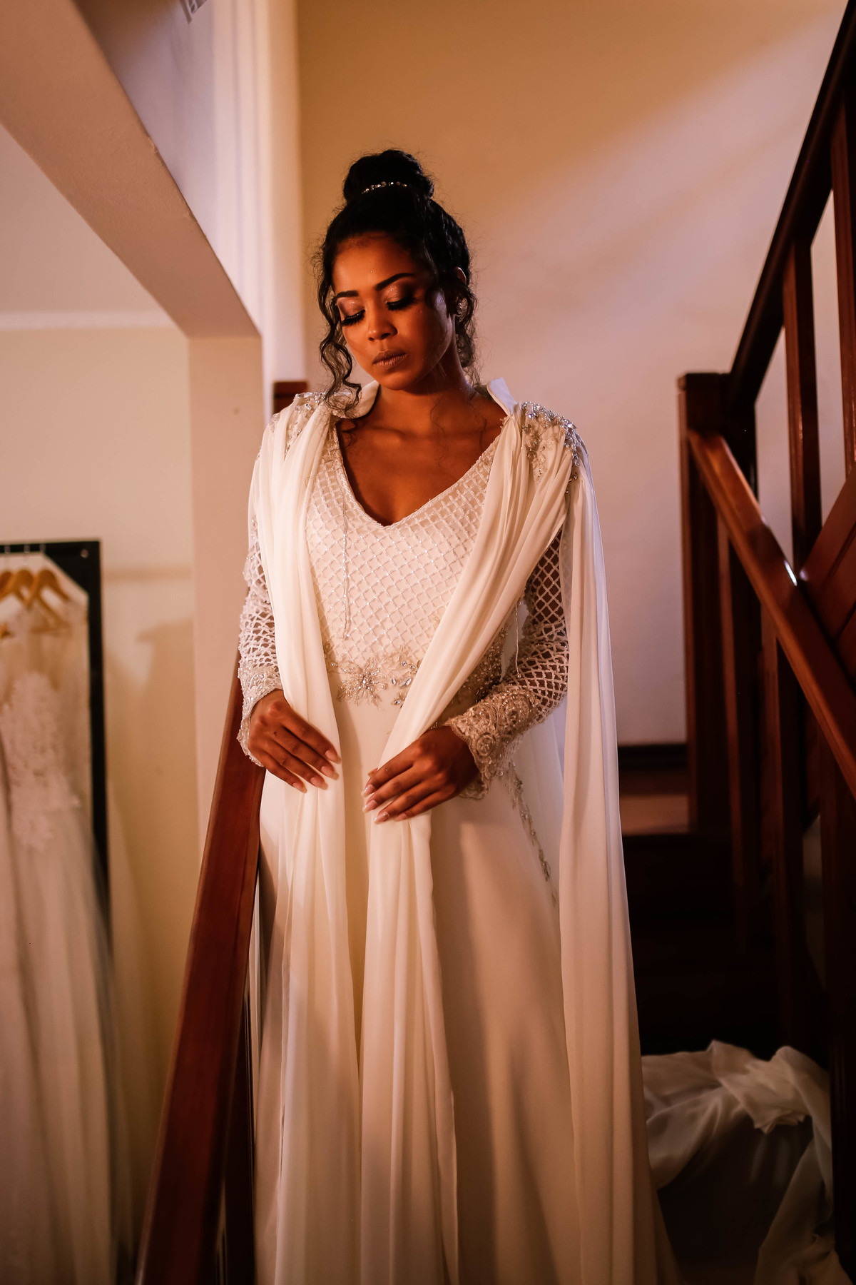 moça morena descendo as escadas 