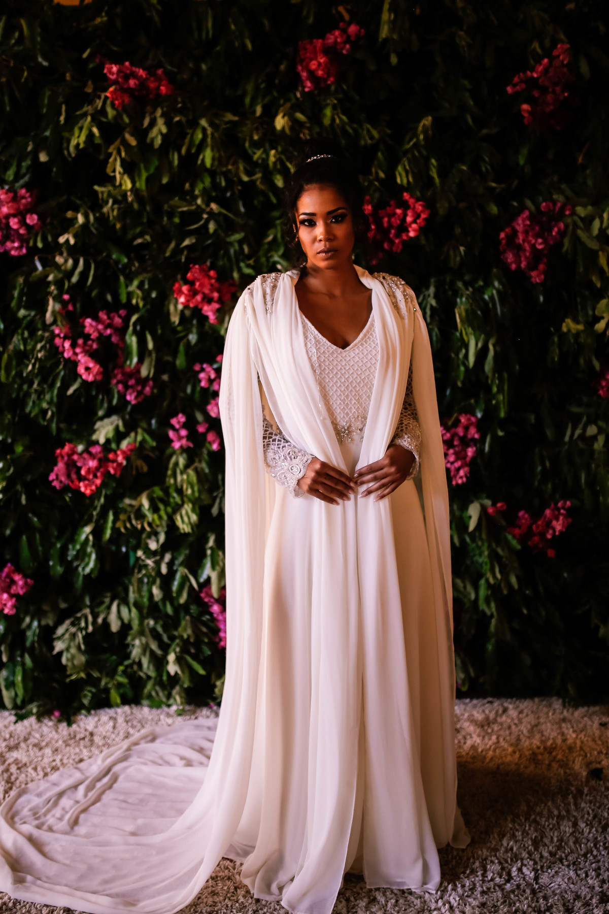 mulher de vestido em frente a flores