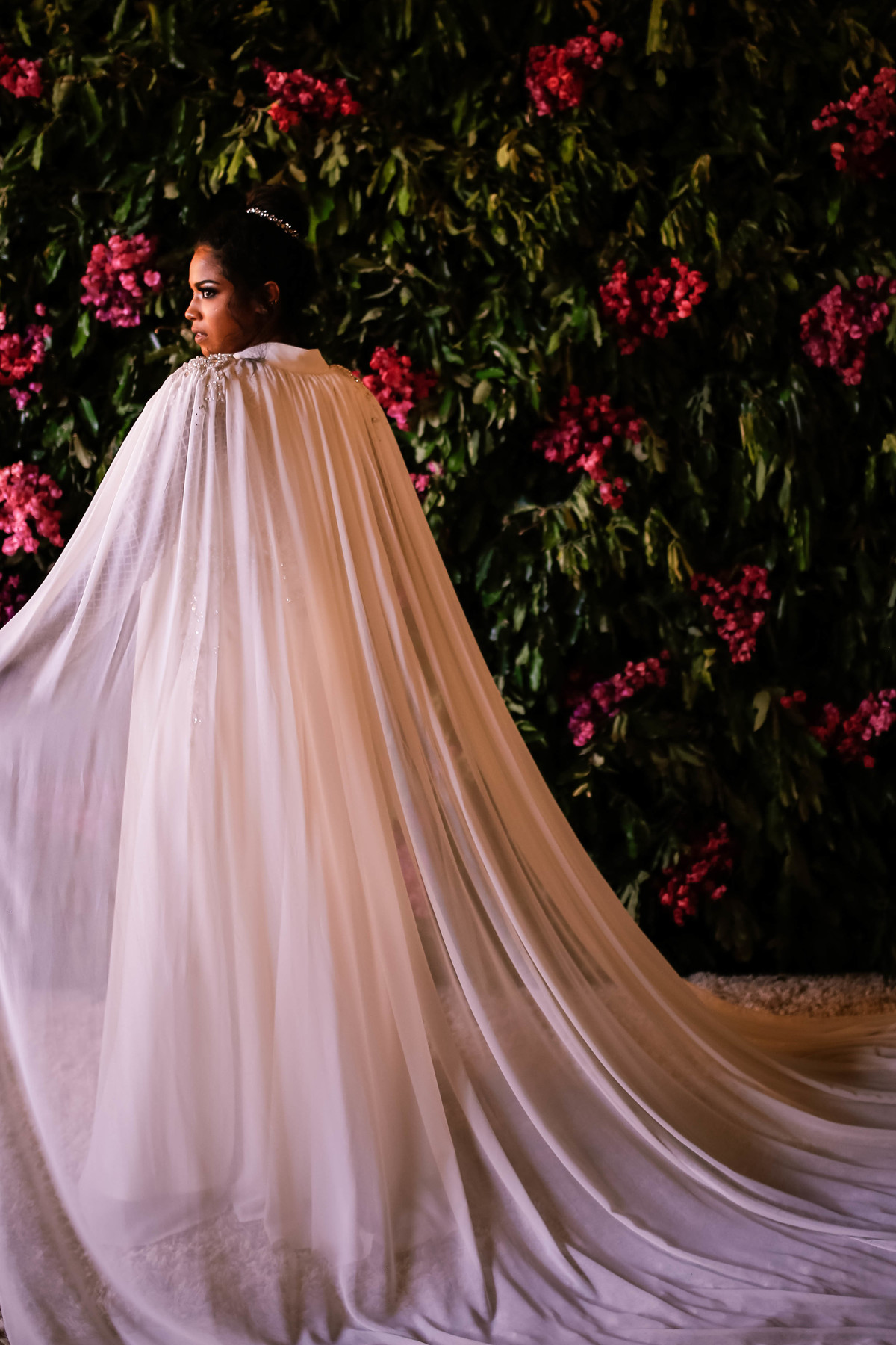cabeça  de um vestido em frente a flores 