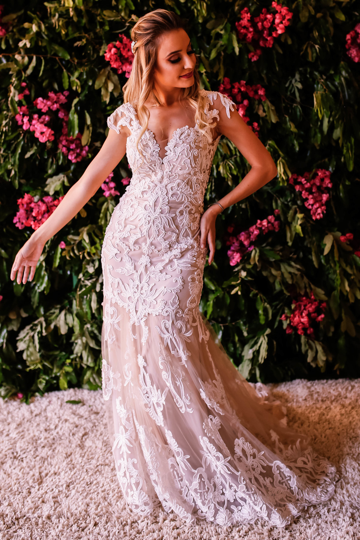 vestido branco em frente  a flores