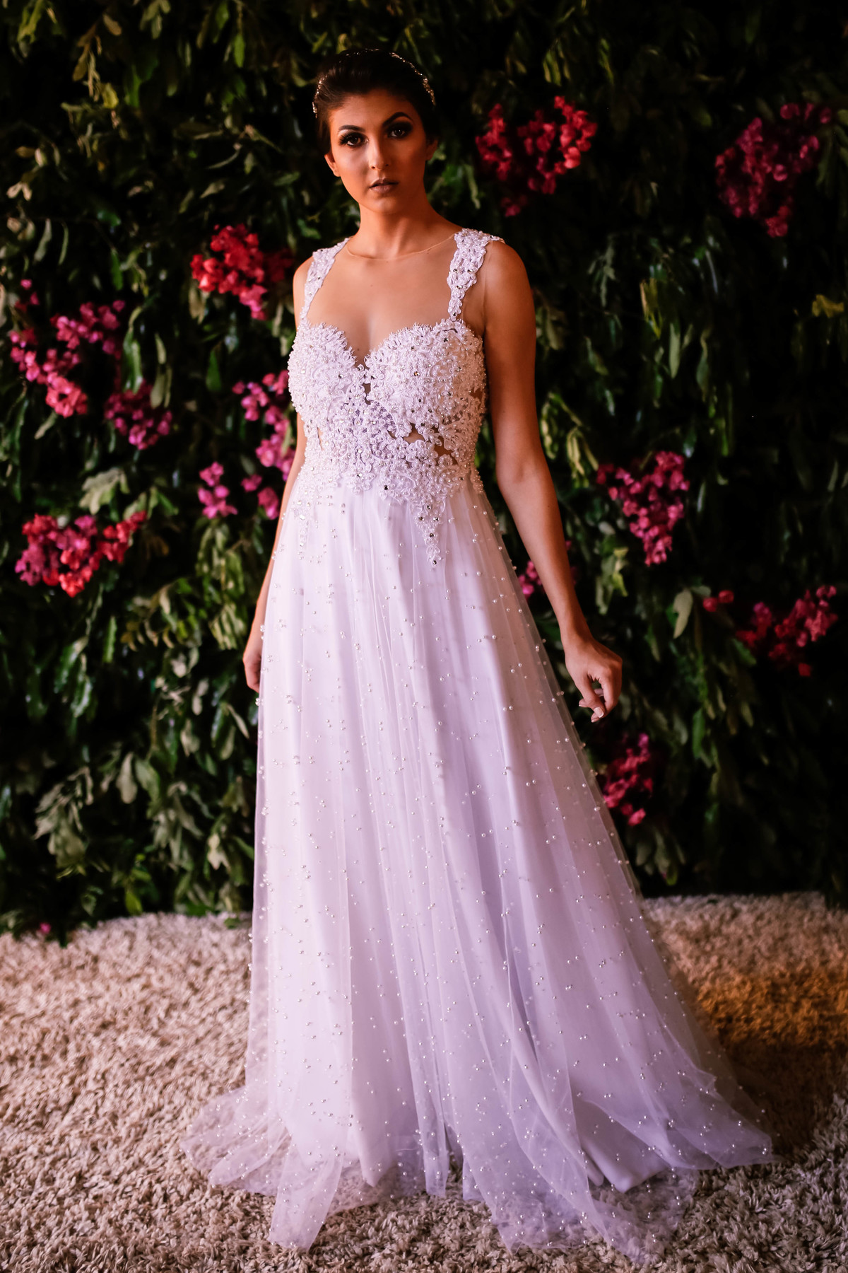 vestido em frente a flores rosas