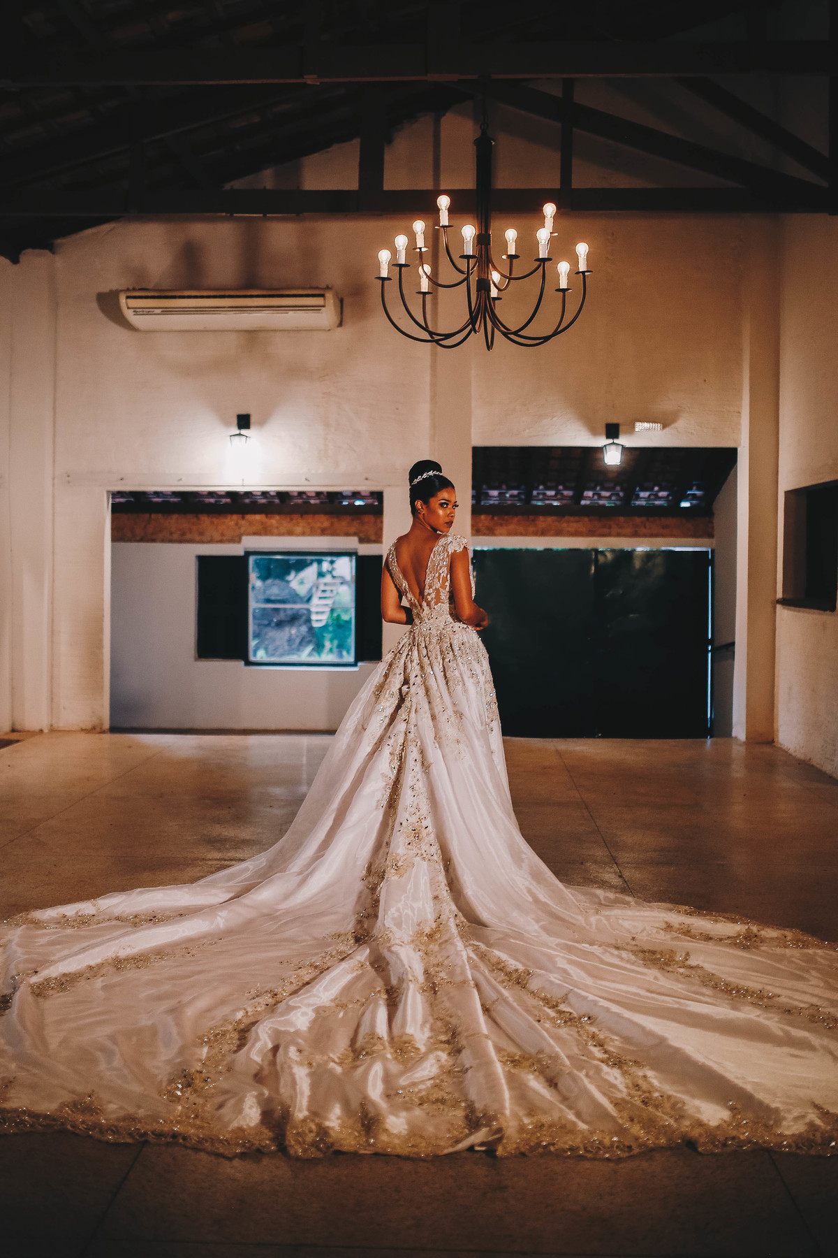 mulher morena de costas em um salão