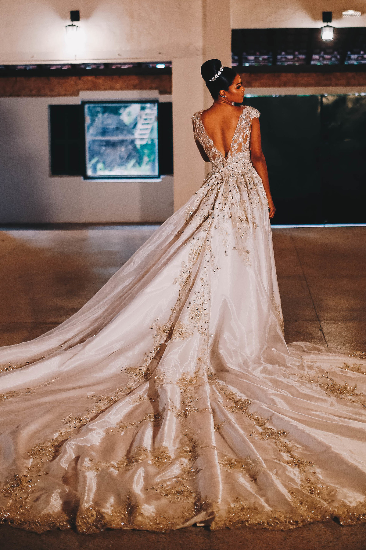 vestido branco em um salão