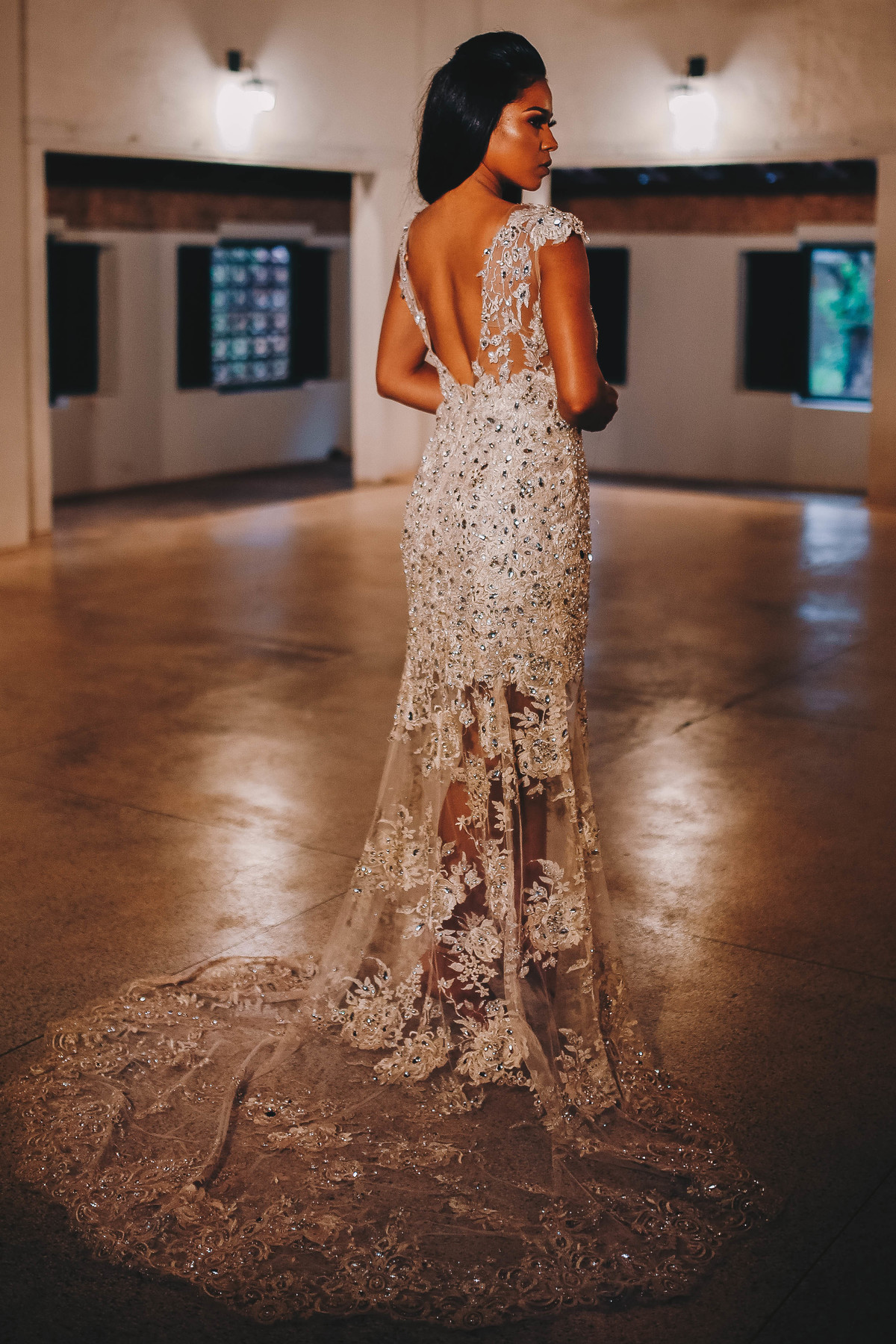 parte traseira de um vestido branco em um salão