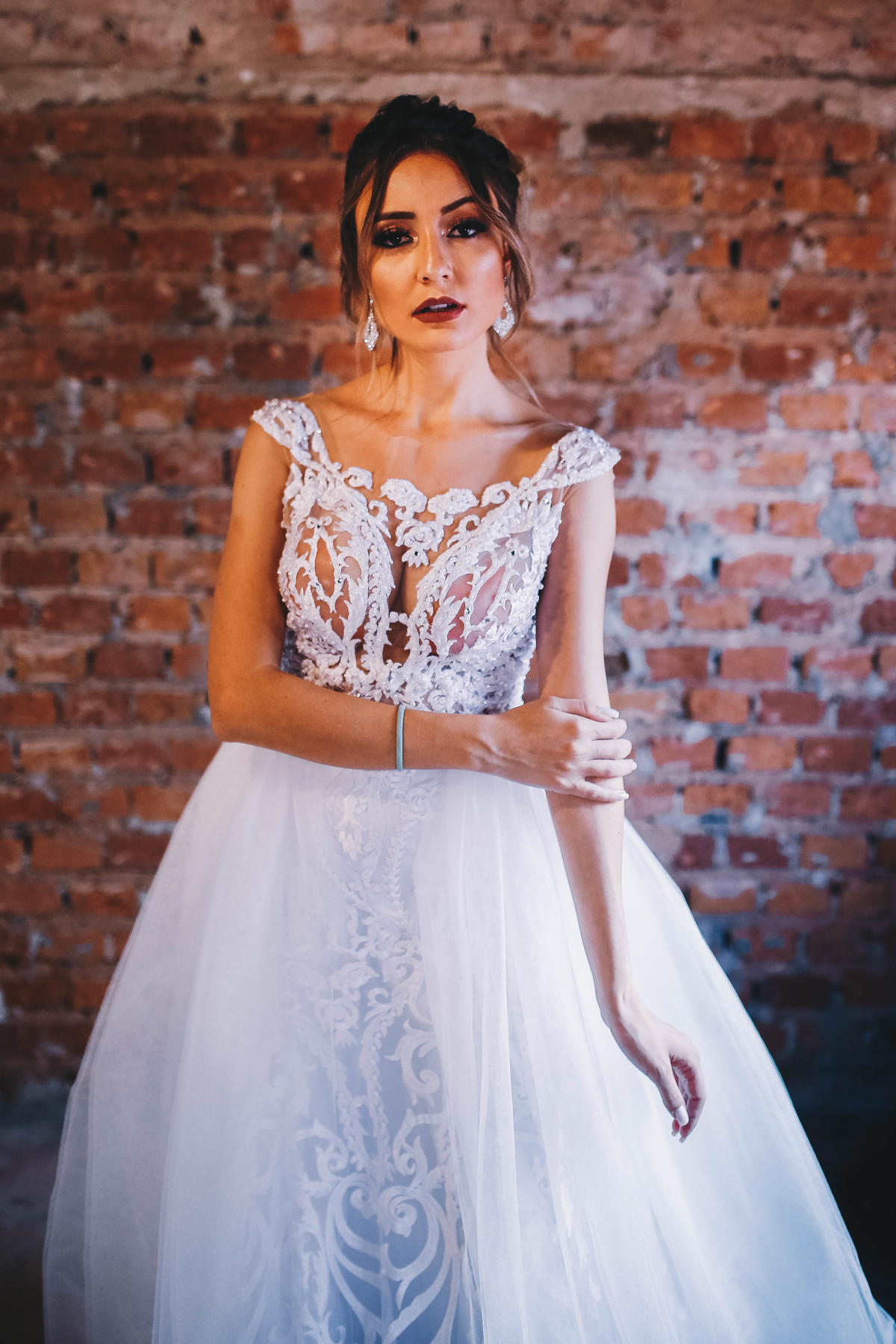 mulher posando em frente a parede de tijolos