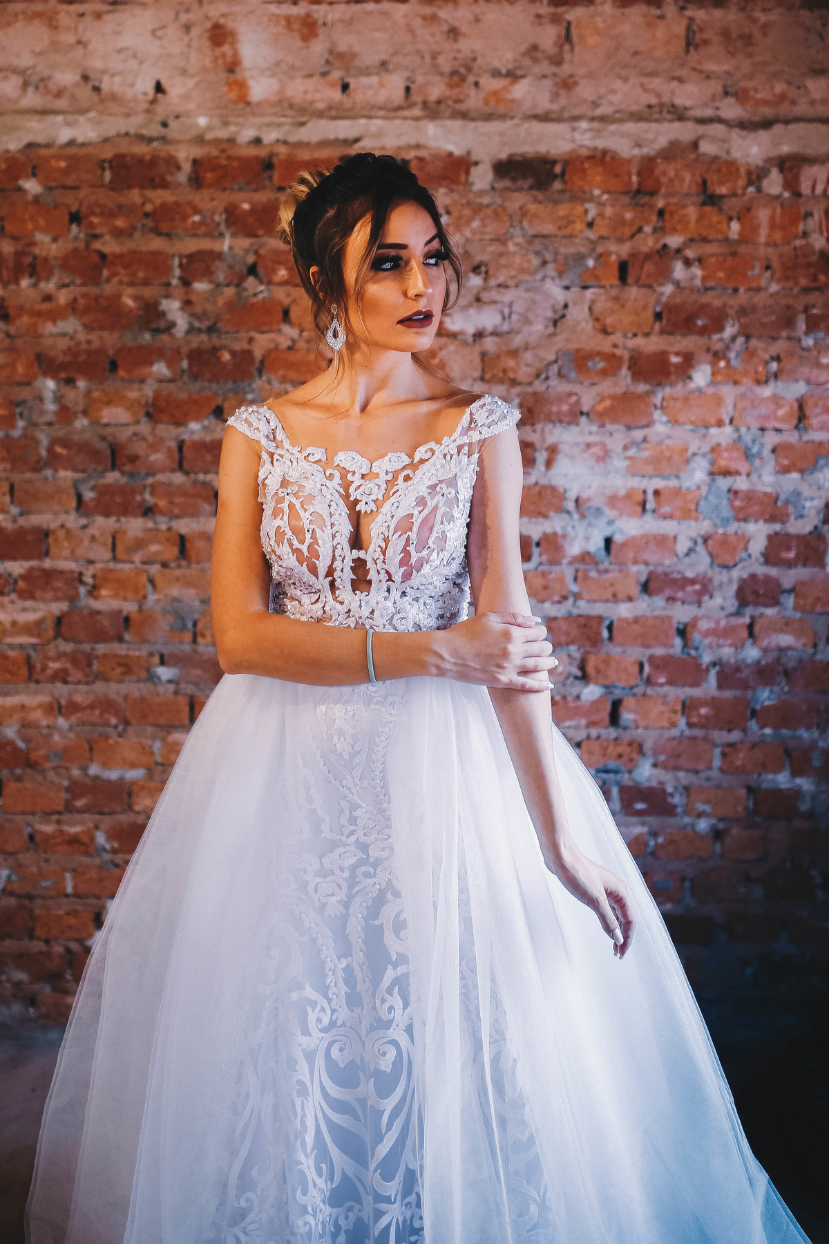 mulher posando em frente a parede de tijolos