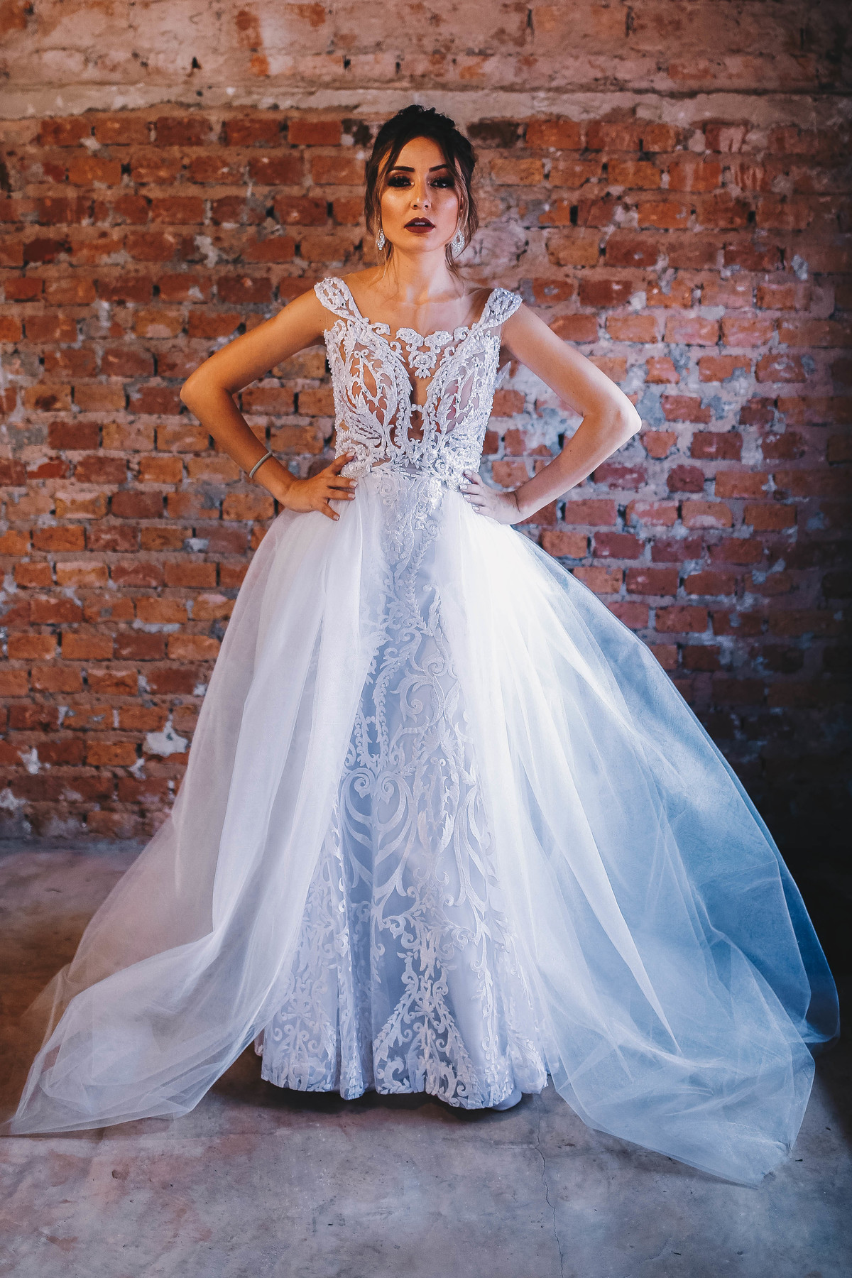 vestido branco em frente a parede de tijolos
