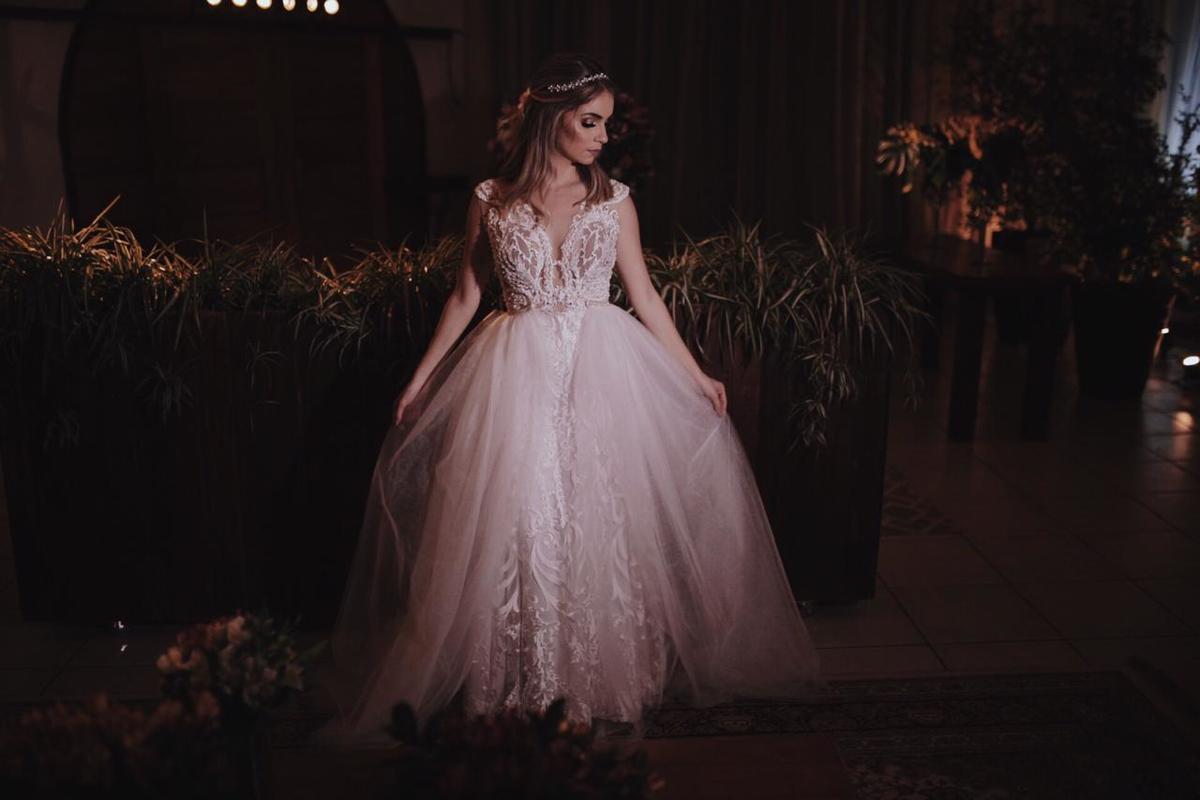 mulher loira  de vestido em um local escuro