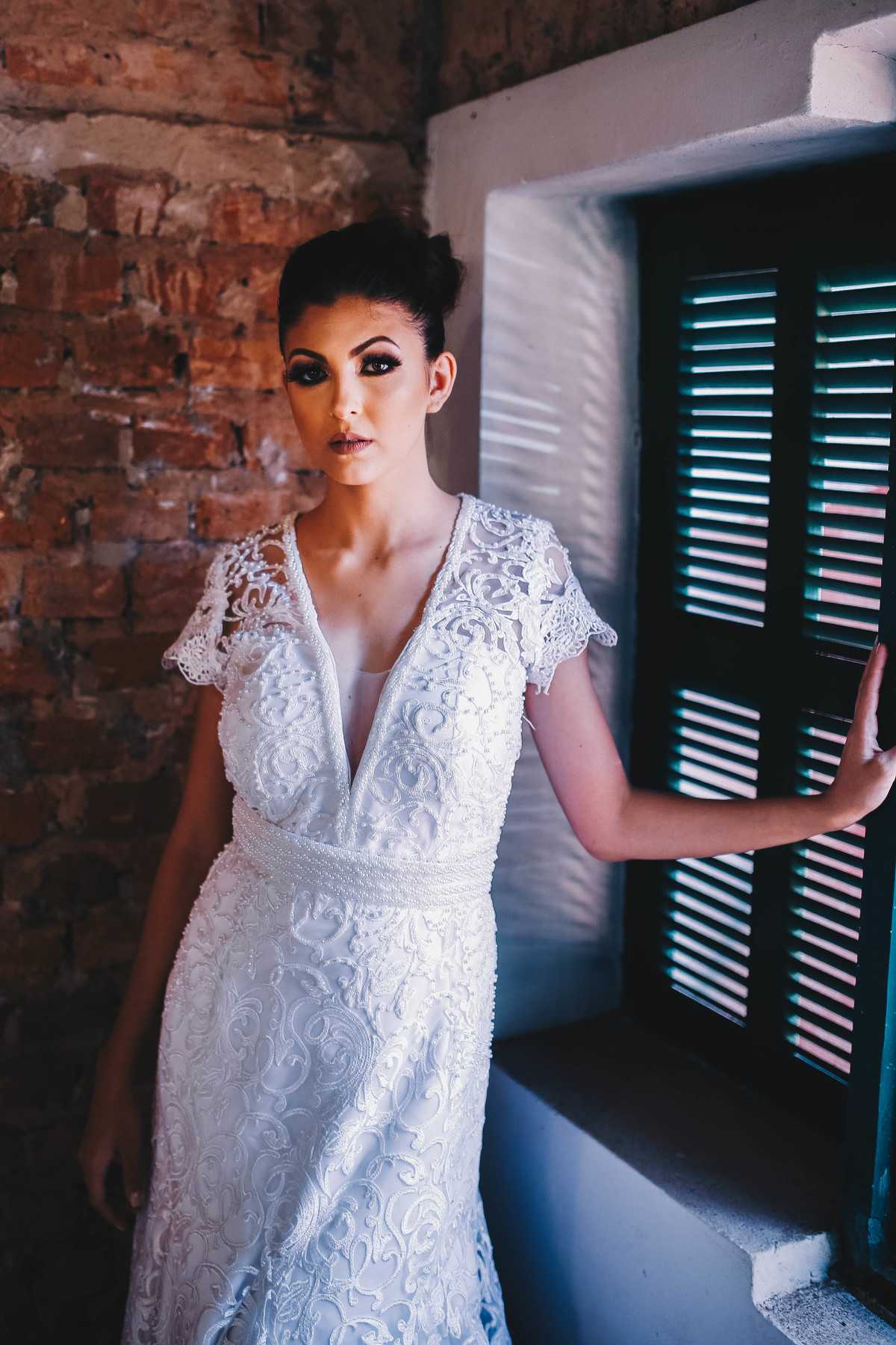 noiva em frente a parede de tijolos 