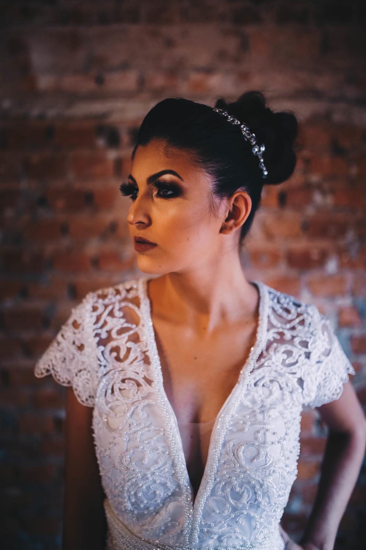 cara de noiva em frente  a parede de tijolos
