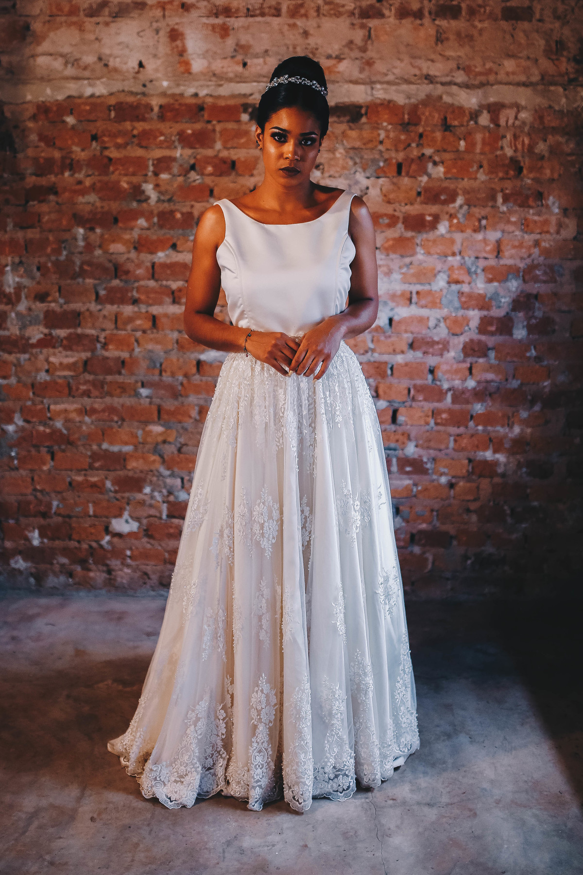 vestido branco em frente a parede de tijolos