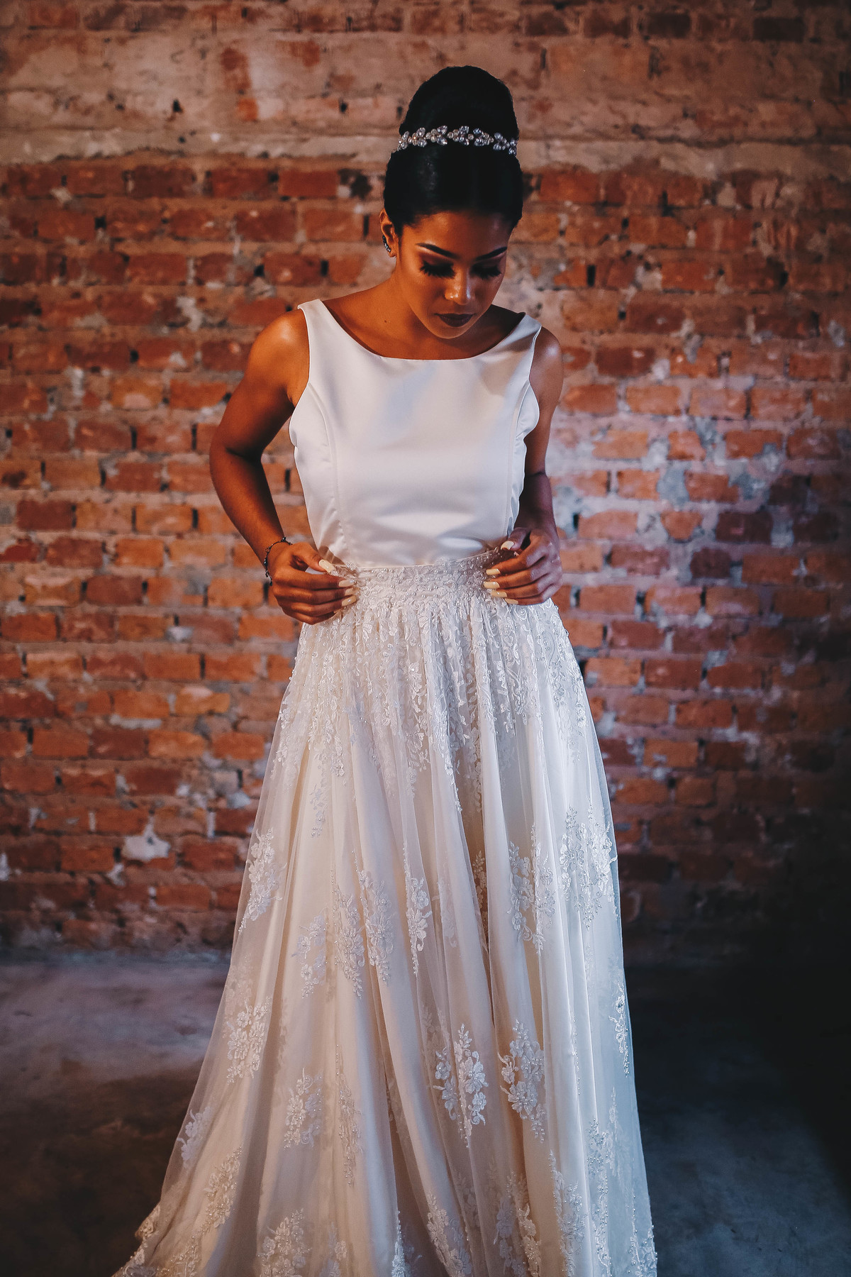 vestido branco em frente a tijolos 
