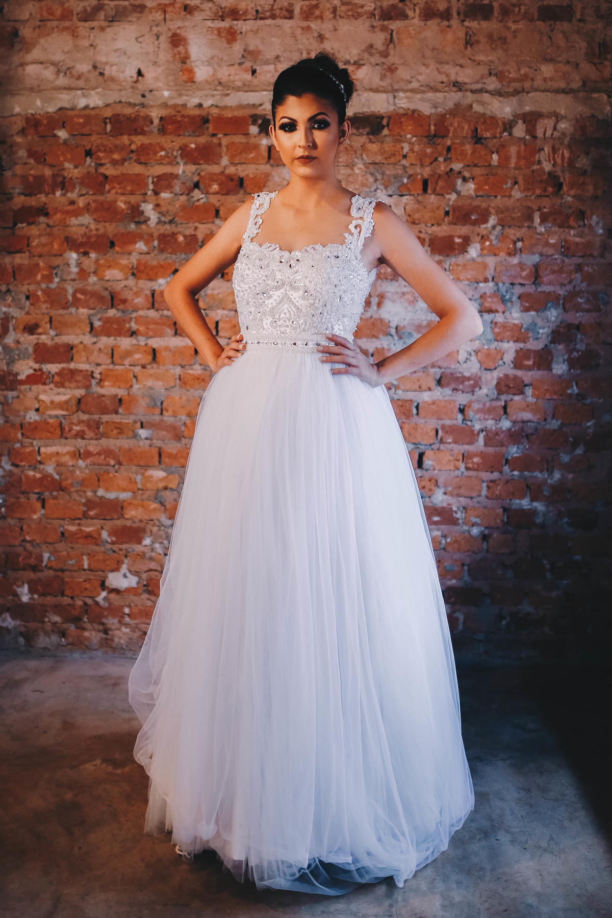 vestido branco parede tijolos 